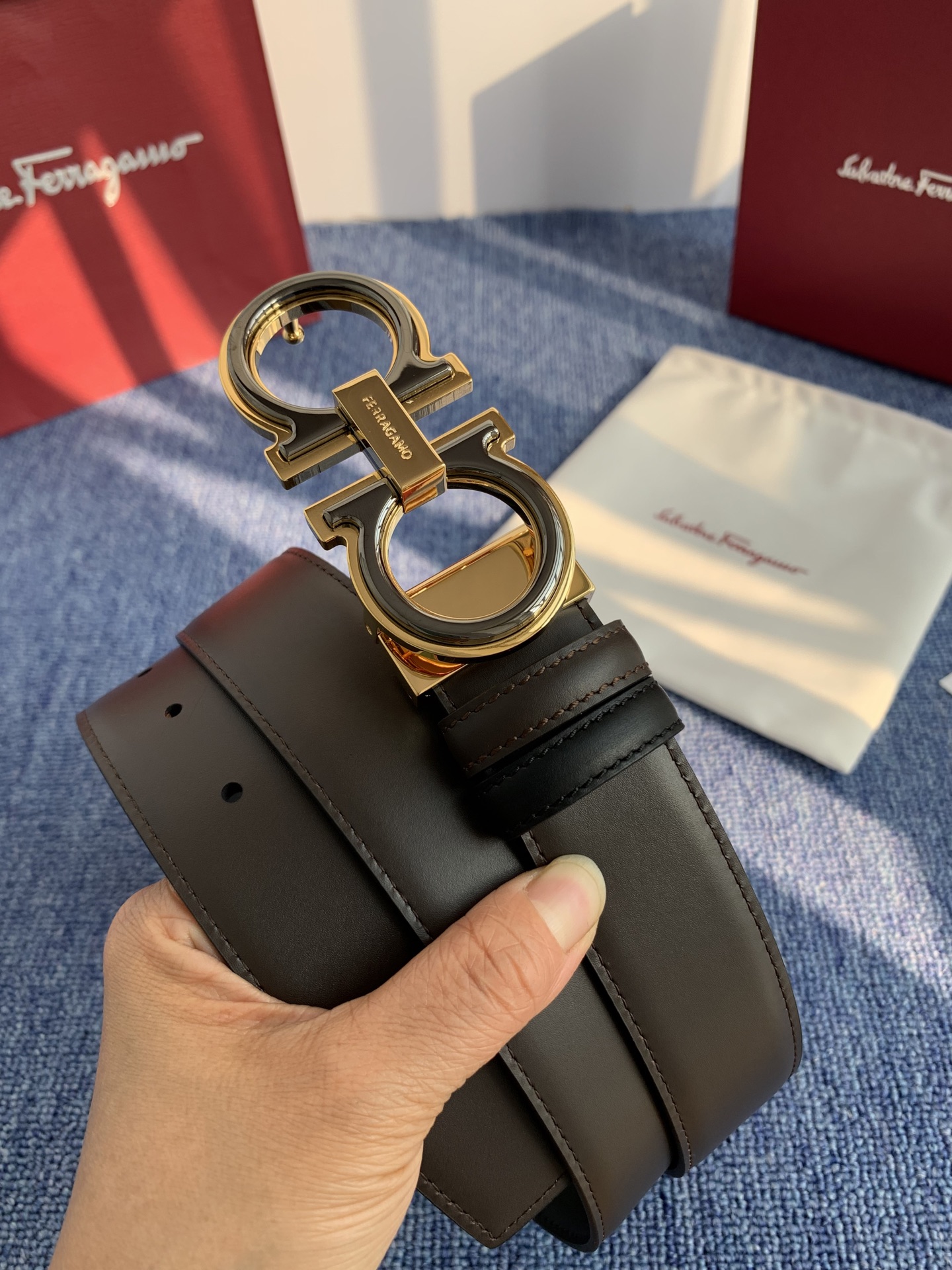 菲拉格慕男款进口小牛皮，手感细腻柔软。搭配纯铜精品扣，男士必备！宽度：3.5cm