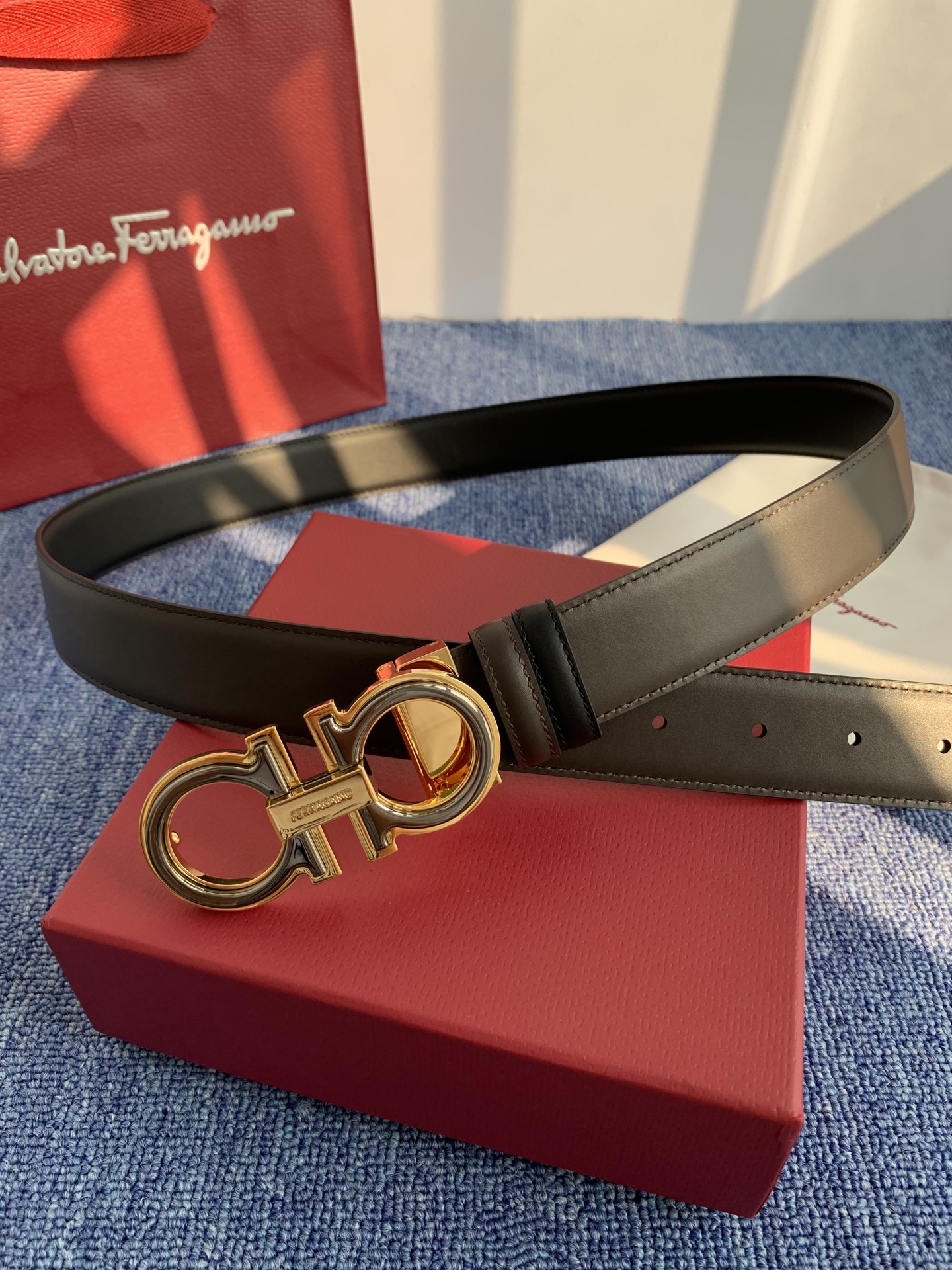 菲拉格慕男款进口小牛皮，手感细腻柔软。搭配纯铜精品扣，男士必备！宽度：3.5cm