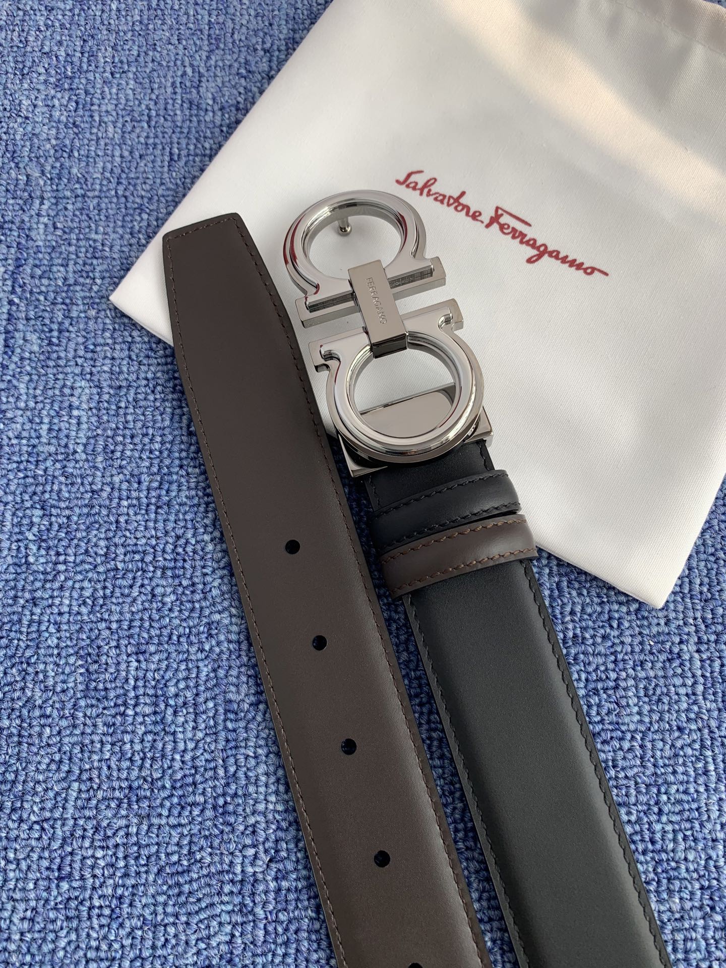 菲拉格慕男款进口小牛皮，手感细腻柔软。搭配纯铜精品扣，男士必备！宽度：3.5cm