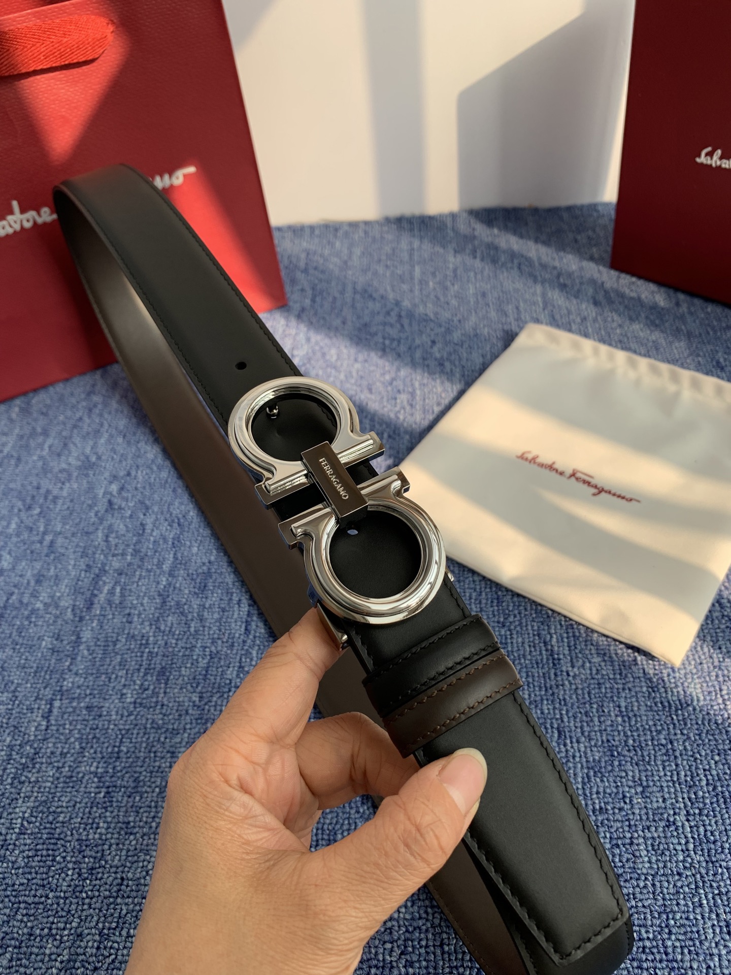 菲拉格慕男款进口小牛皮，手感细腻柔软。搭配纯铜精品扣，男士必备！宽度：3.5cm