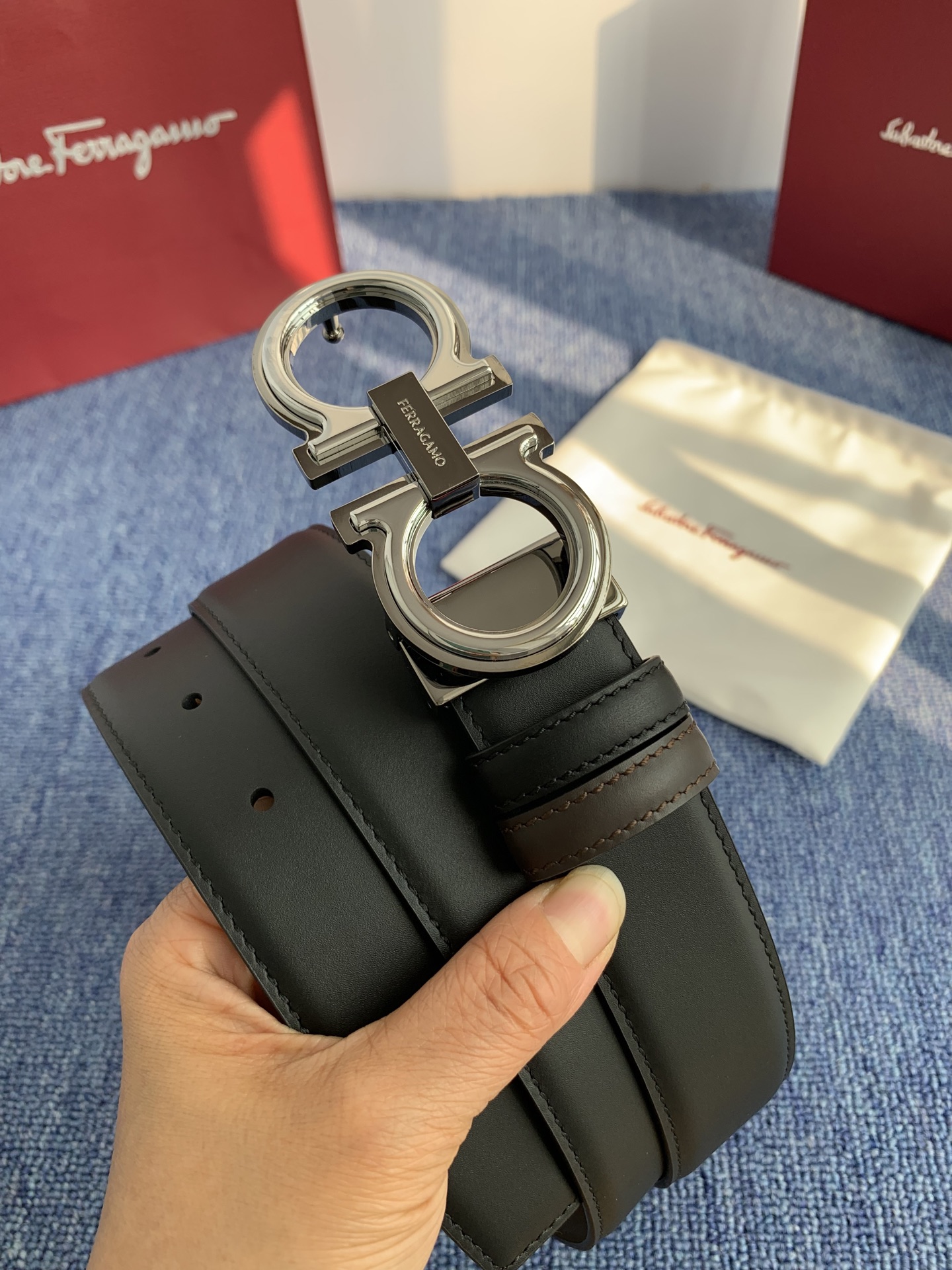 菲拉格慕男款进口小牛皮，手感细腻柔软。搭配纯铜精品扣，男士必备！宽度：3.5cm