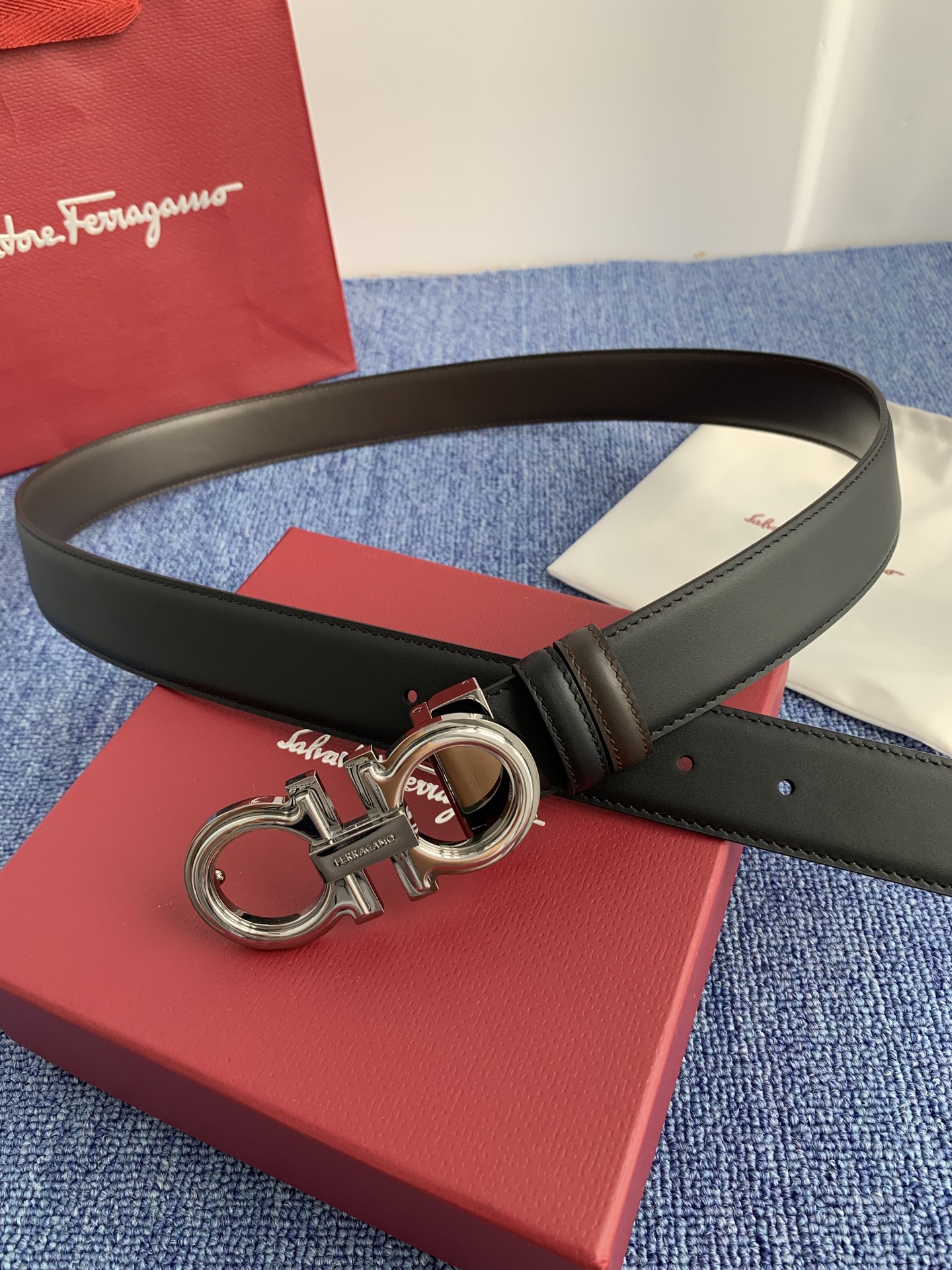 菲拉格慕男款进口小牛皮，手感细腻柔软。搭配纯铜精品扣，男士必备！宽度：3.5cm