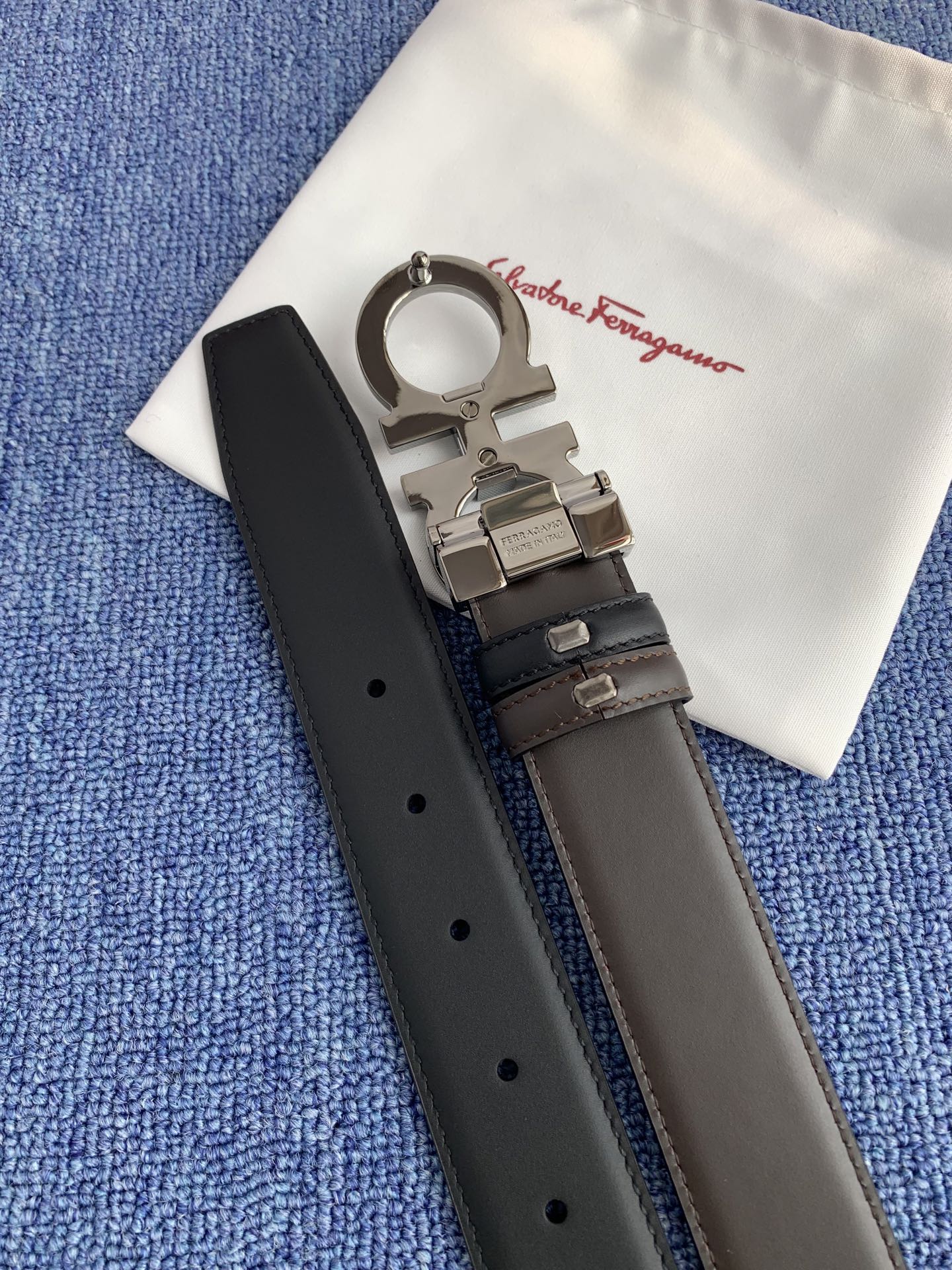 菲拉格慕男款进口小牛皮，手感细腻柔软。搭配纯铜精品扣，男士必备！宽度：3.5cm