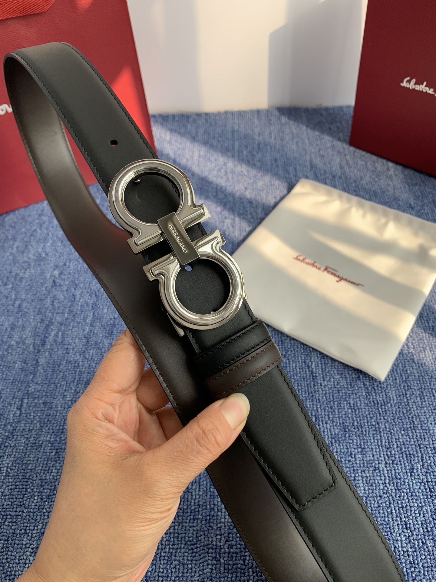 菲拉格慕男款进口小牛皮，手感细腻柔软。搭配纯铜精品扣，男士必备！宽度：3.5cm