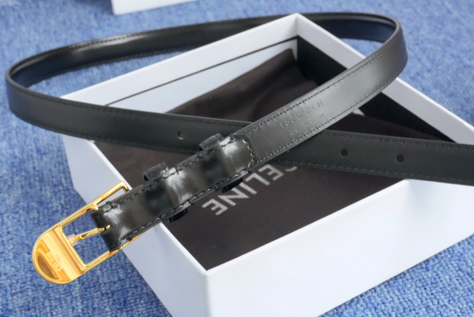 🔴 【品牌】赛琳女带 1.5cm 🔴 【描述】双面原版皮不可调节式皮带，小牛皮材质，配有钯金色和银色钢金