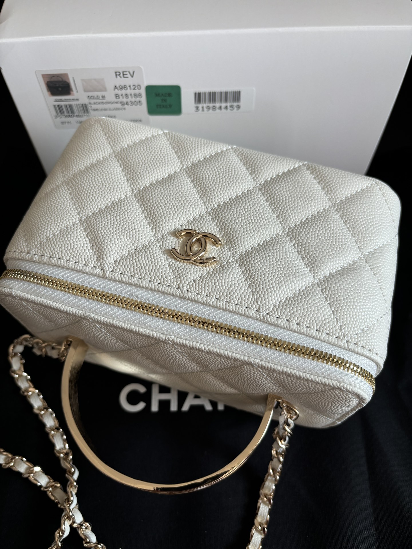 Chanel 24A Small Vanity Case, Caviar Leather with Handle - 17cm 6 i1734756644 2526 2