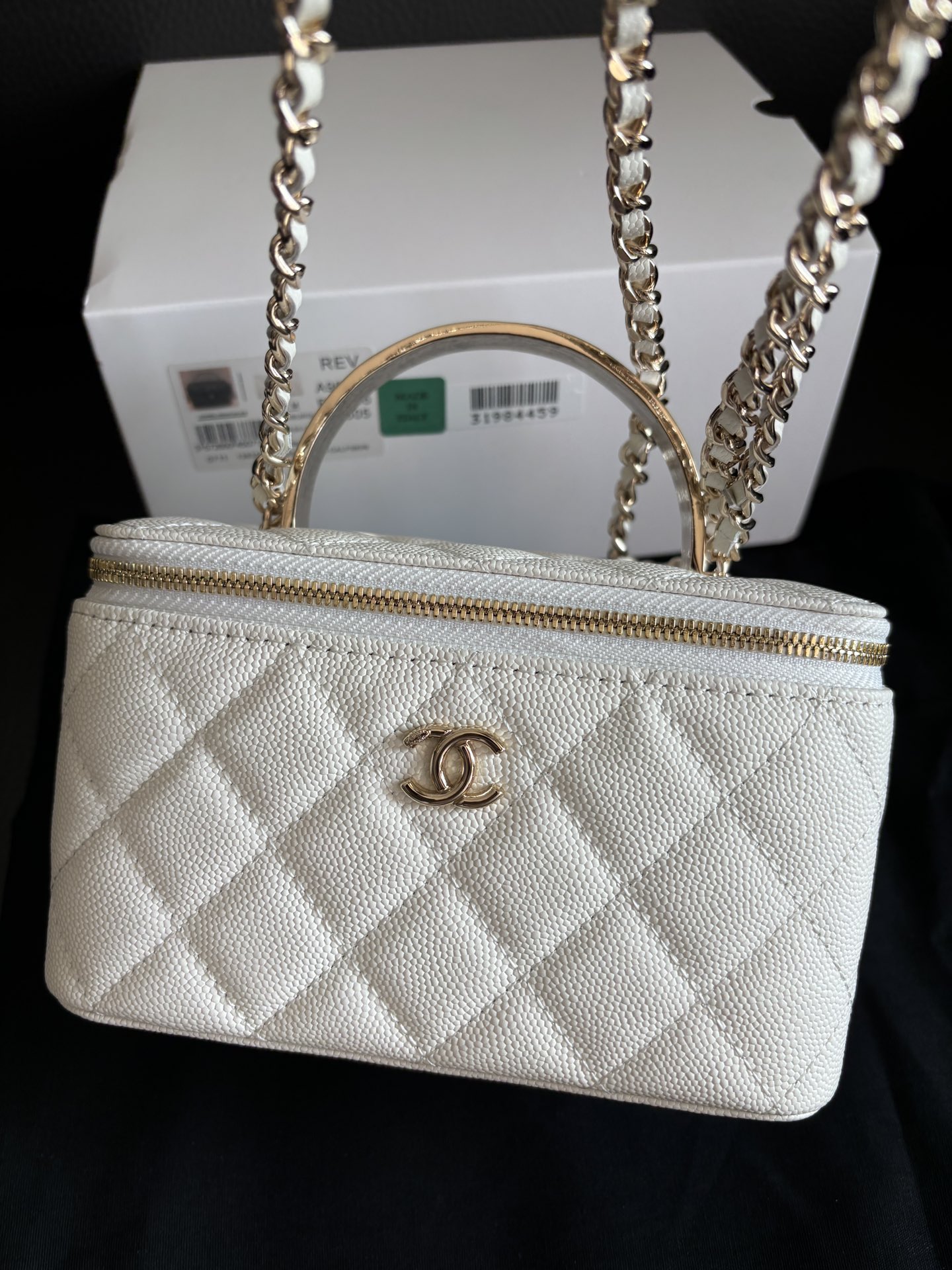 Chanel 24A Small Vanity Case, Caviar Leather with Handle - 17cm 8 i1734756644 2670 4