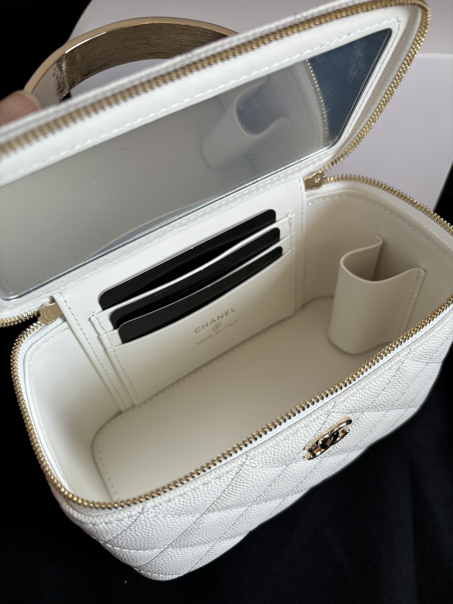 Chanel 24A Small Vanity Case, Caviar Leather with Handle - 17cm 7 i1734756644 4297 8