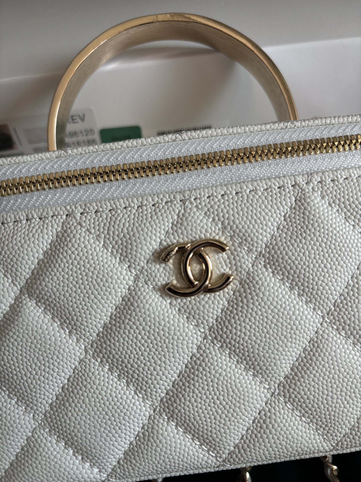 Chanel 24A Small Vanity Case, Caviar Leather with Handle - 17cm 2 i1734756644 5540 3