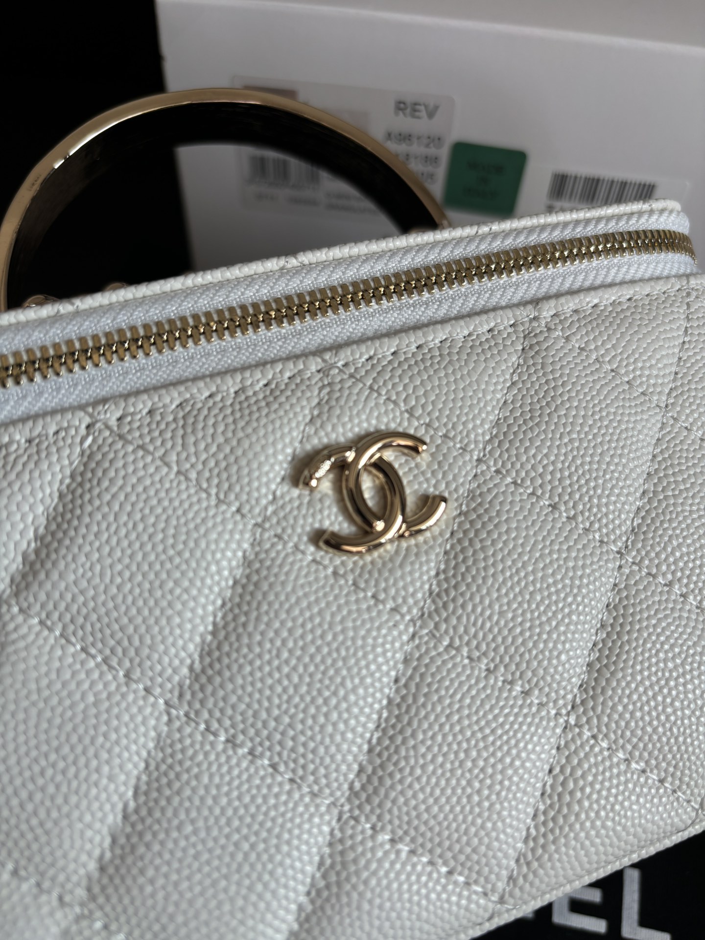 Chanel 24A Small Vanity Case, Caviar Leather with Handle - 17cm 9 i1734756644 7734 5