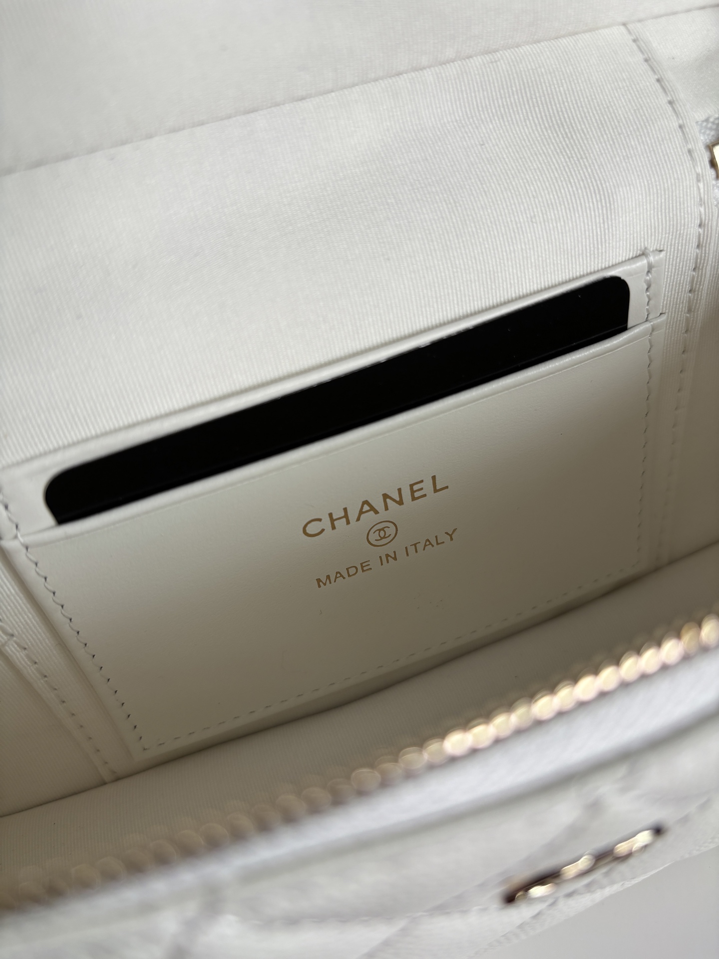 Chanel White Quilted Vanity Bag with Chain Strap, 19.5 x 17 x 5 cm 10 i1742189991502 7254 0 8