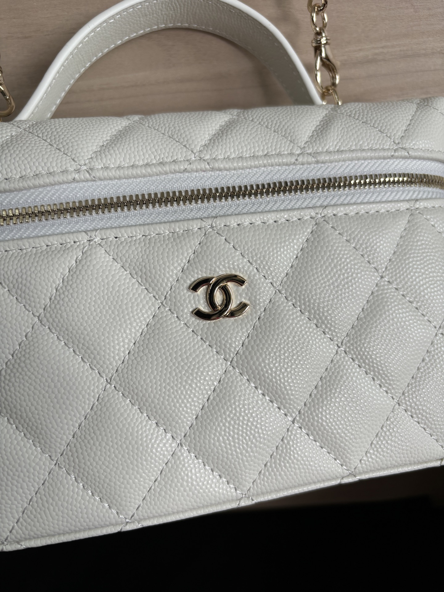 Chanel White Quilted Vanity Bag with Chain Strap, 19.5 x 17 x 5 cm 6 i1742189991562 1649 0 4