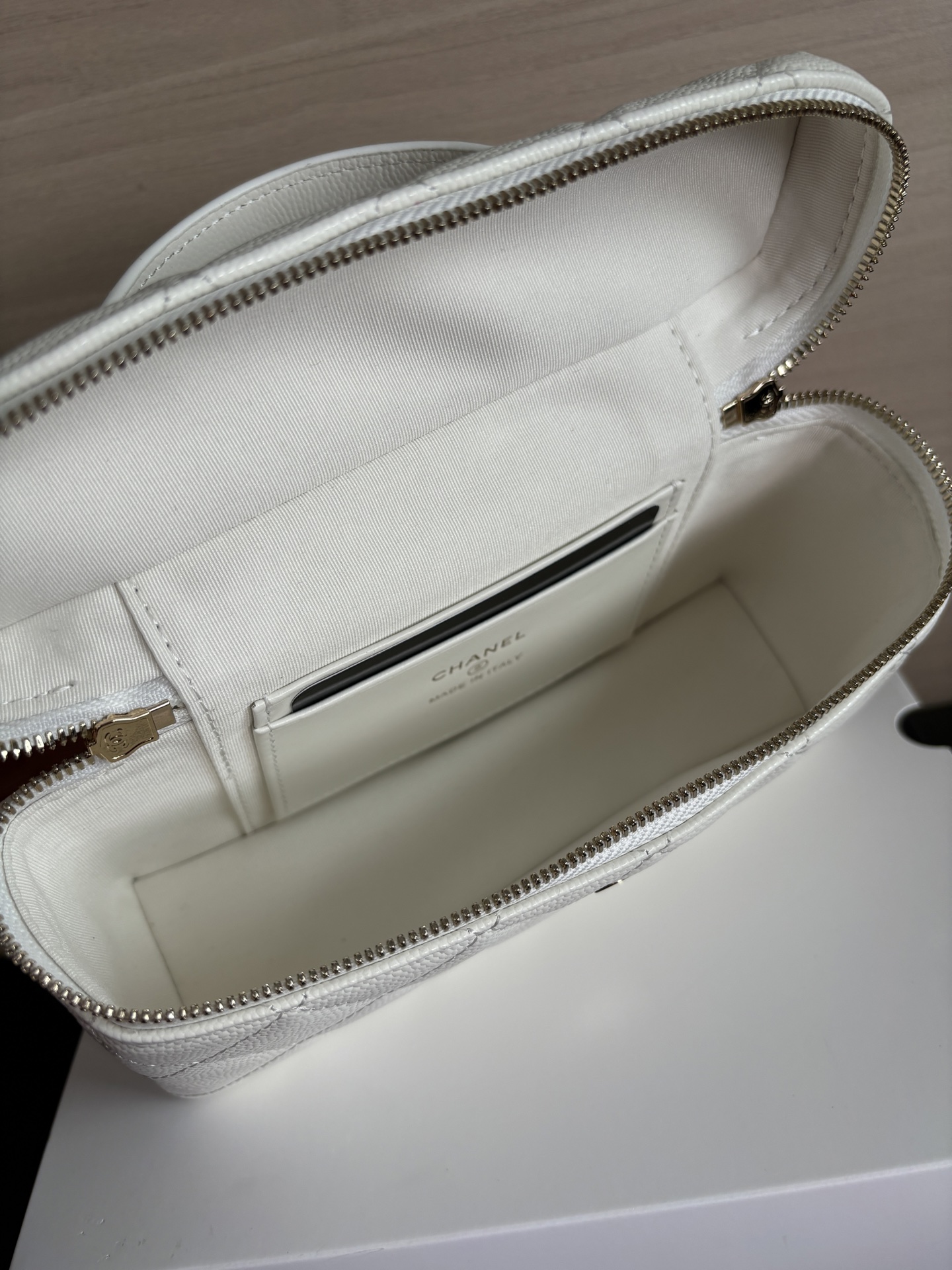 Chanel White Quilted Vanity Bag with Chain Strap, 19.5 x 17 x 5 cm 9 i1742189991609 4221 0 7