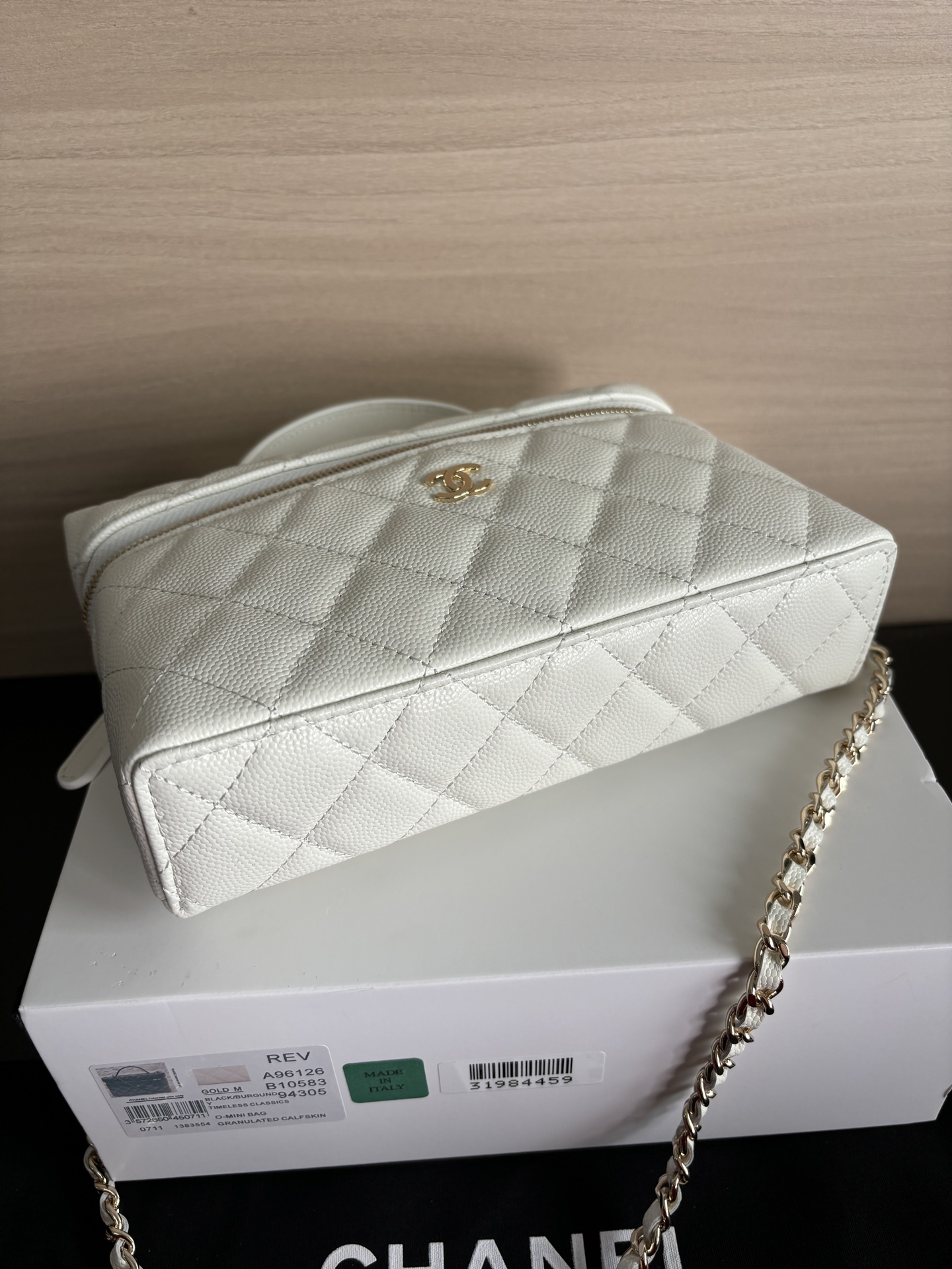 Chanel White Quilted Vanity Bag with Chain Strap, 19.5 x 17 x 5 cm 7 i1742189991676 5076 0 5