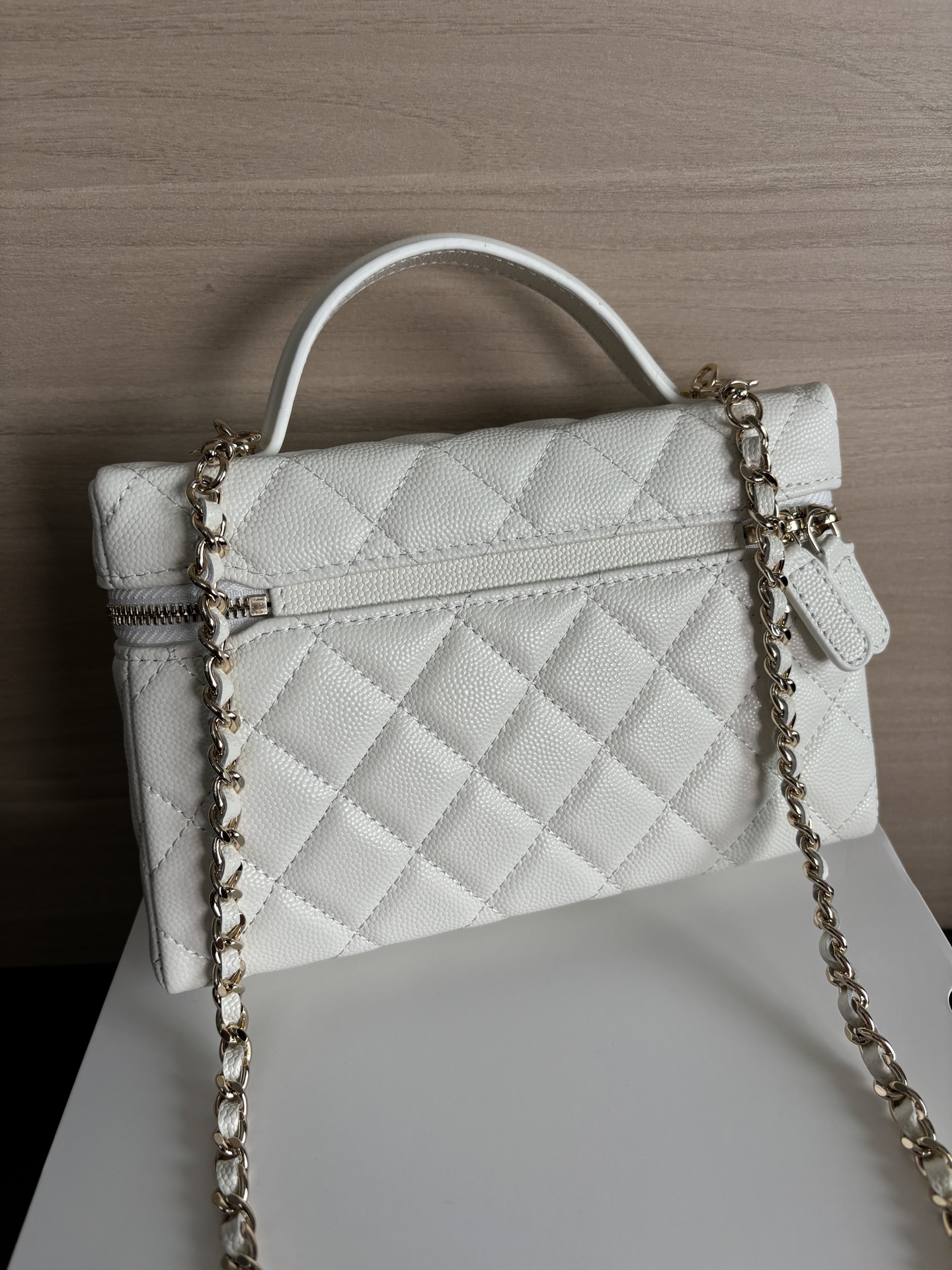 Chanel White Quilted Vanity Bag with Chain Strap, 19.5 x 17 x 5 cm 3 i1742189993094 3351 0 1