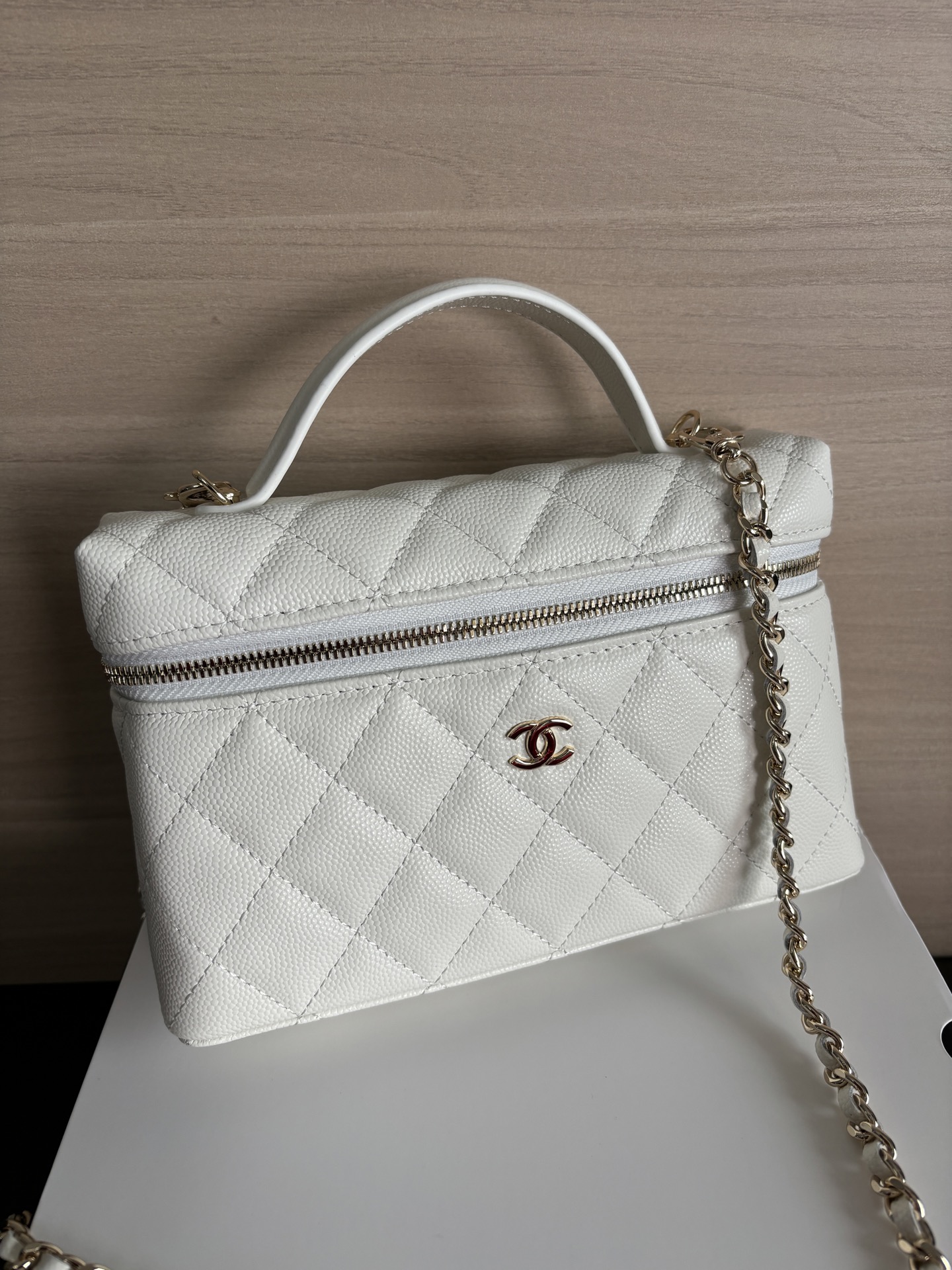 Chanel White Quilted Vanity Bag with Chain Strap, 19.5 x 17 x 5 cm 2 i1742189993110 2131 0 0