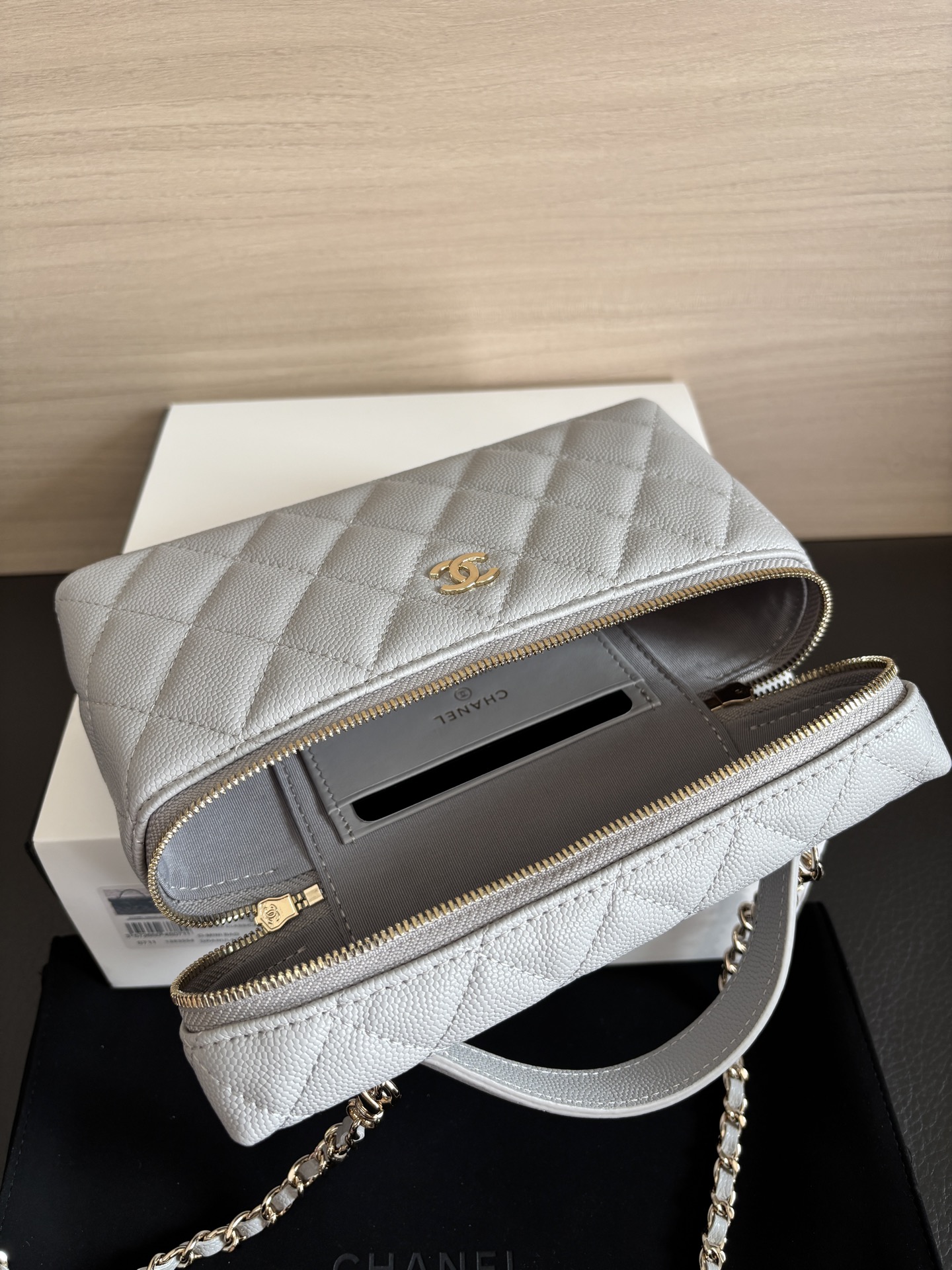 Chanel Vanity Case Bag, Classic Design, Detachable Strap, 19.5 × 17 × 5 cm 8 i1742961897554 2140 0 6
