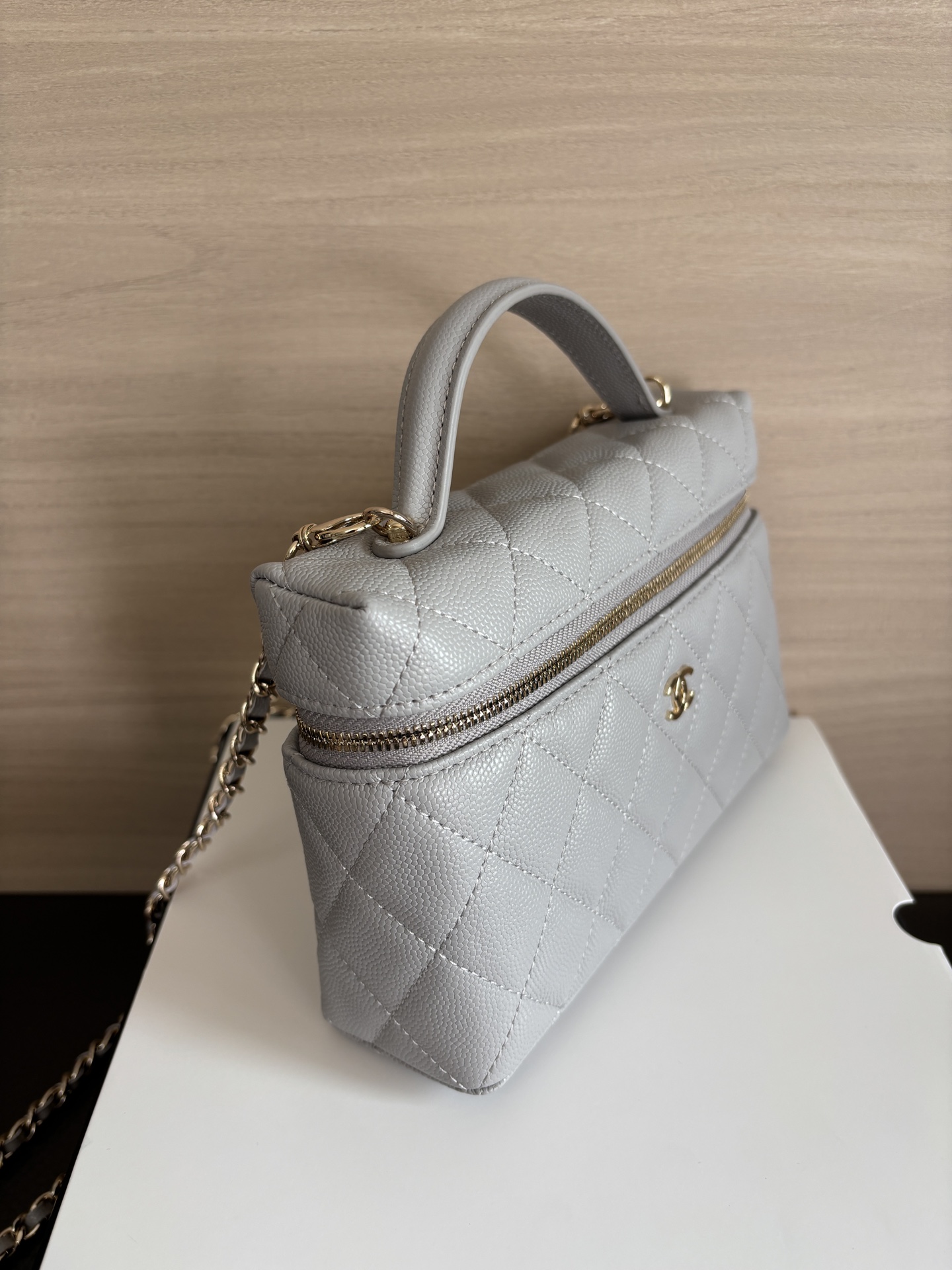 Chanel Vanity Case Bag, Classic Design, Detachable Strap, 19.5 × 17 × 5 cm 5 i1742961897577 1283 0 3
