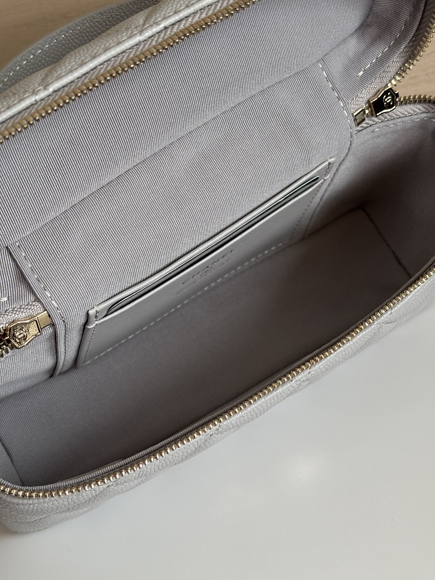 Chanel Vanity Case Bag, Classic Design, Detachable Strap, 19.5 × 17 × 5 cm 10 i1742961905568 1999 0 8