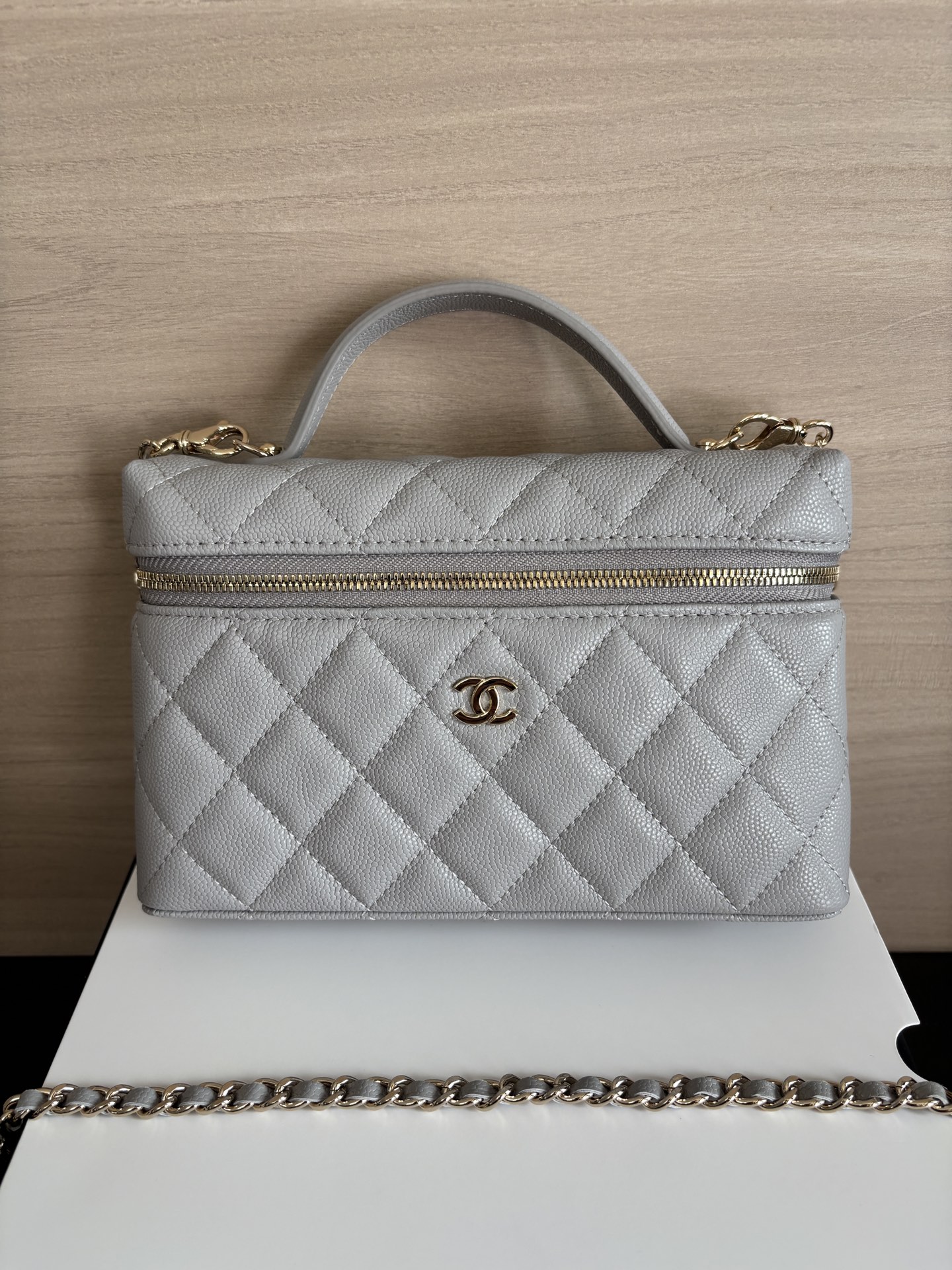 Chanel Vanity Case Bag, Classic Design, Detachable Strap, 19.5 × 17 × 5 cm 2 i1742961905681 359 0 0