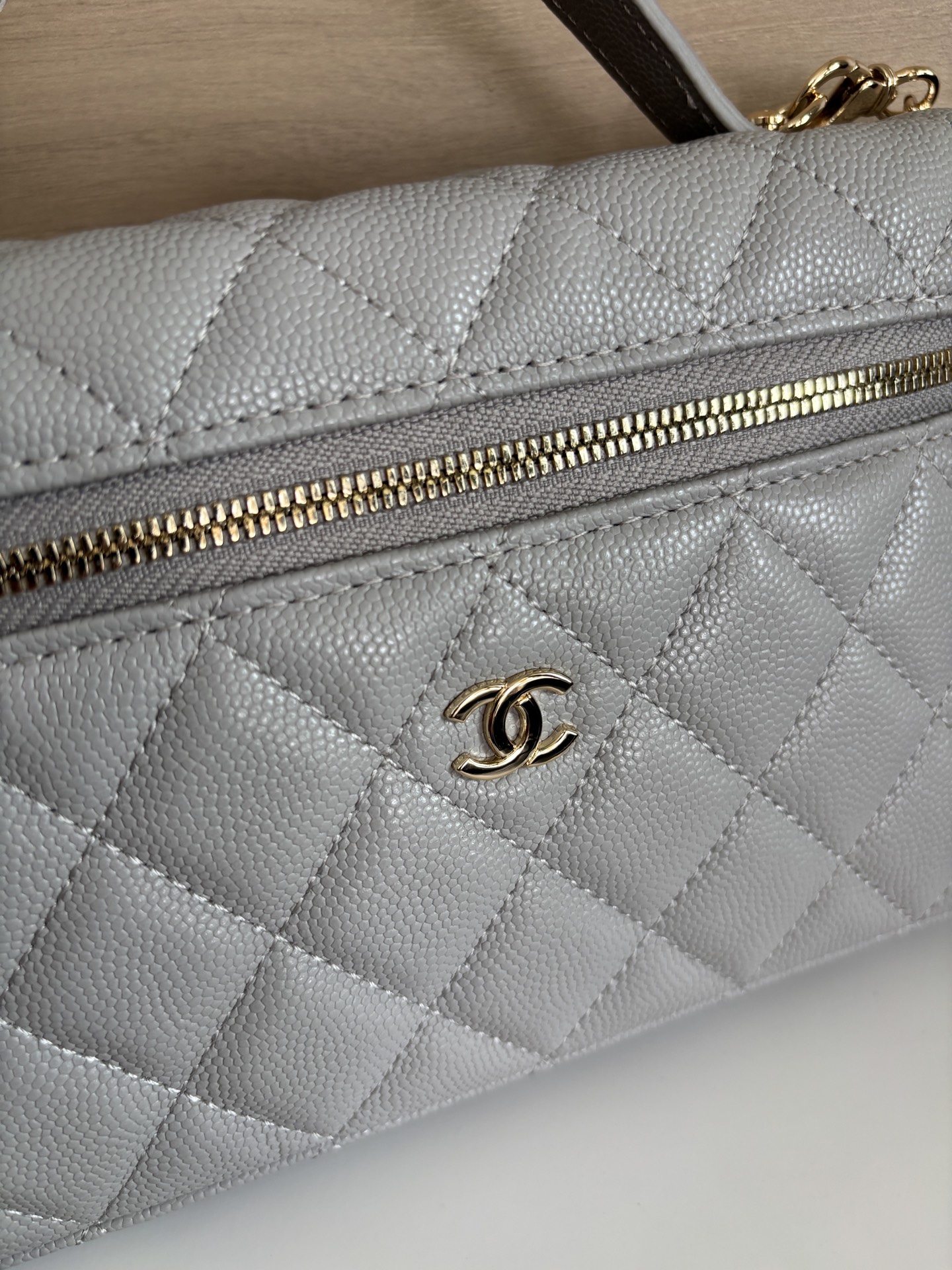 Chanel Vanity Case Bag, Classic Design, Detachable Strap, 19.5 × 17 × 5 cm 4 i1742961905719 7810 0 2