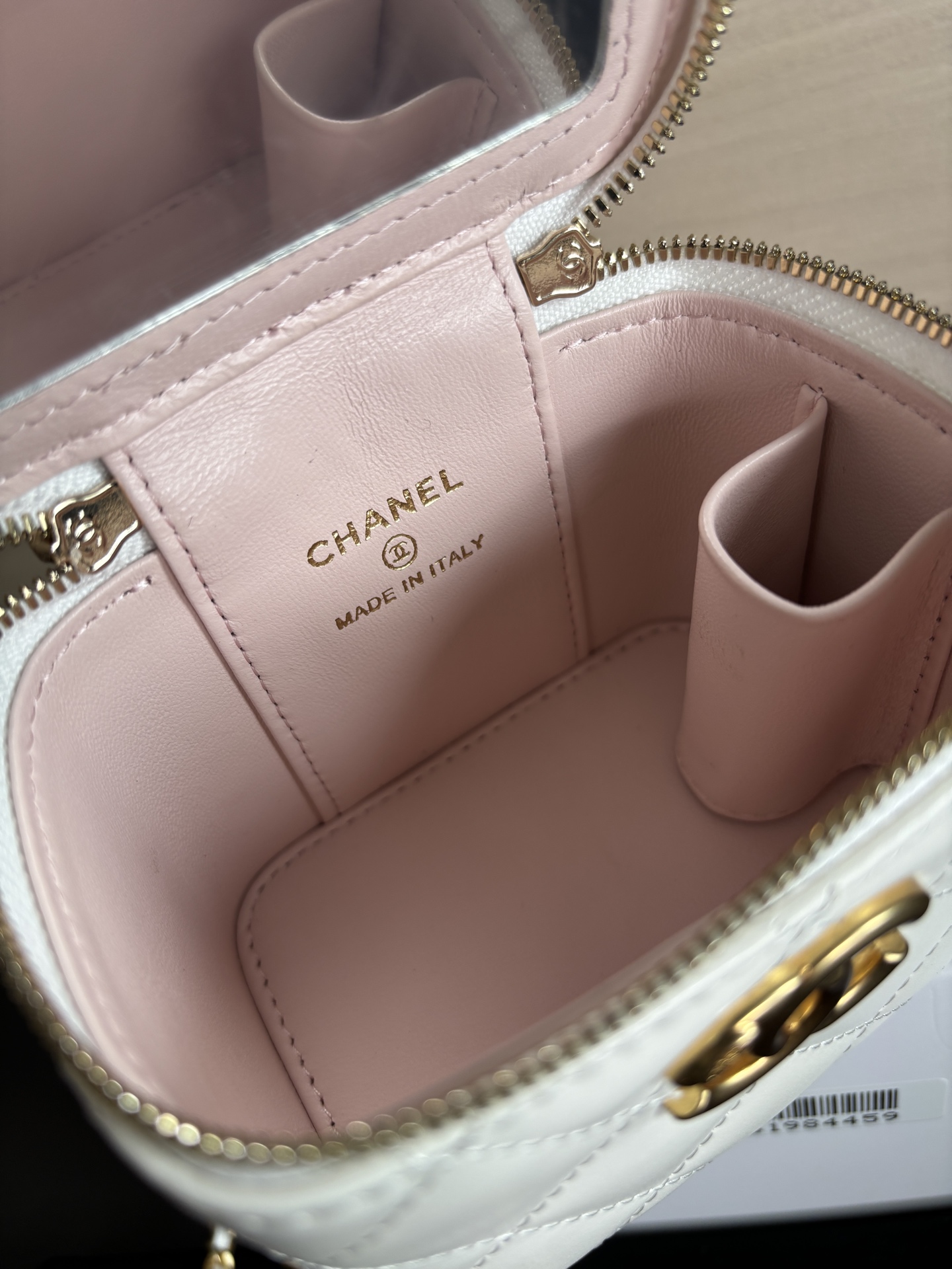 Chanel 25 Spring/Summer White Quilted Leather Vanity Crossbody Bag 9 i1747625663491 4272 0 7
