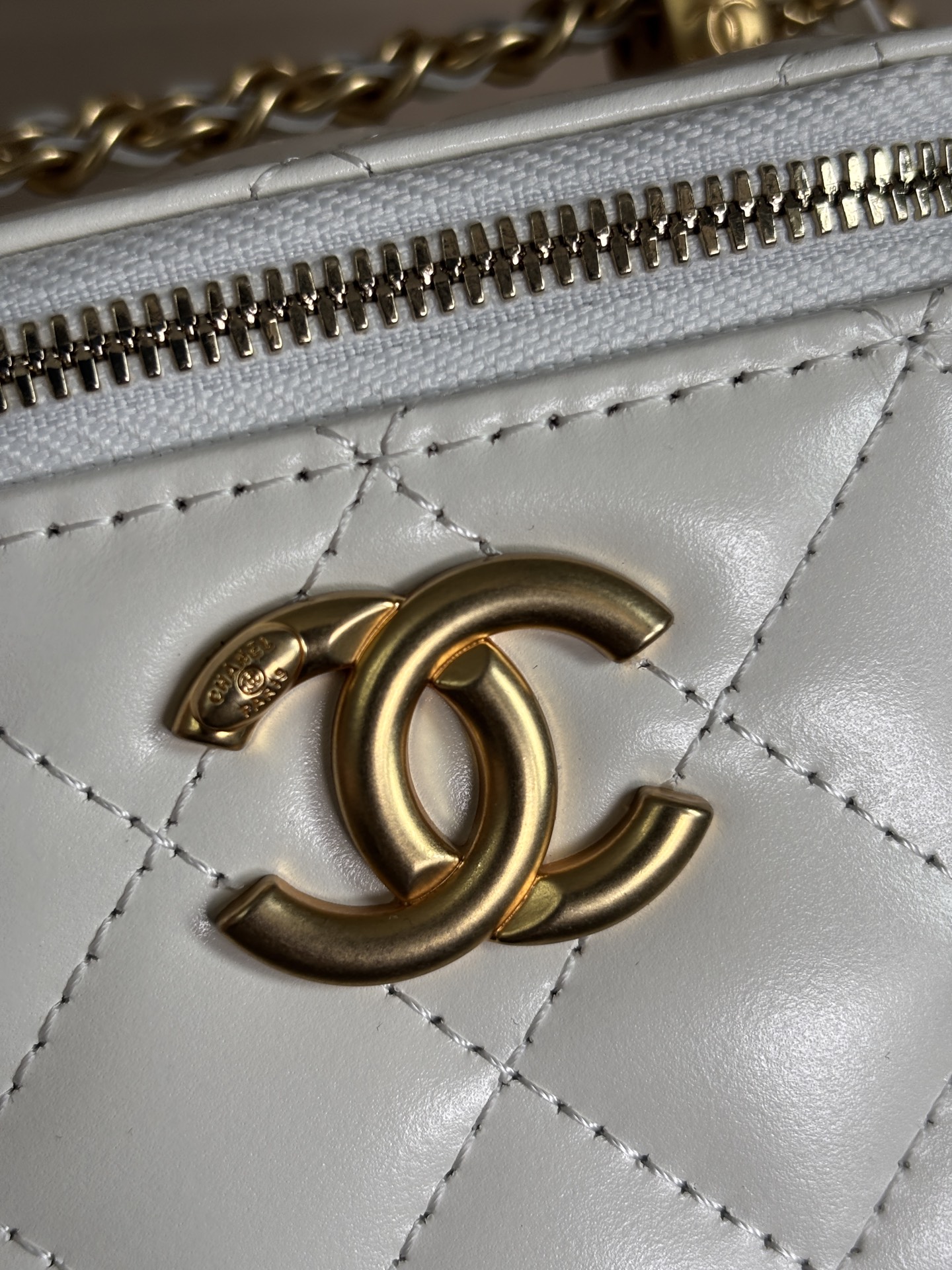 Chanel 25 Spring/Summer White Quilted Leather Vanity Crossbody Bag 7 i1747625664978 7392 0 5