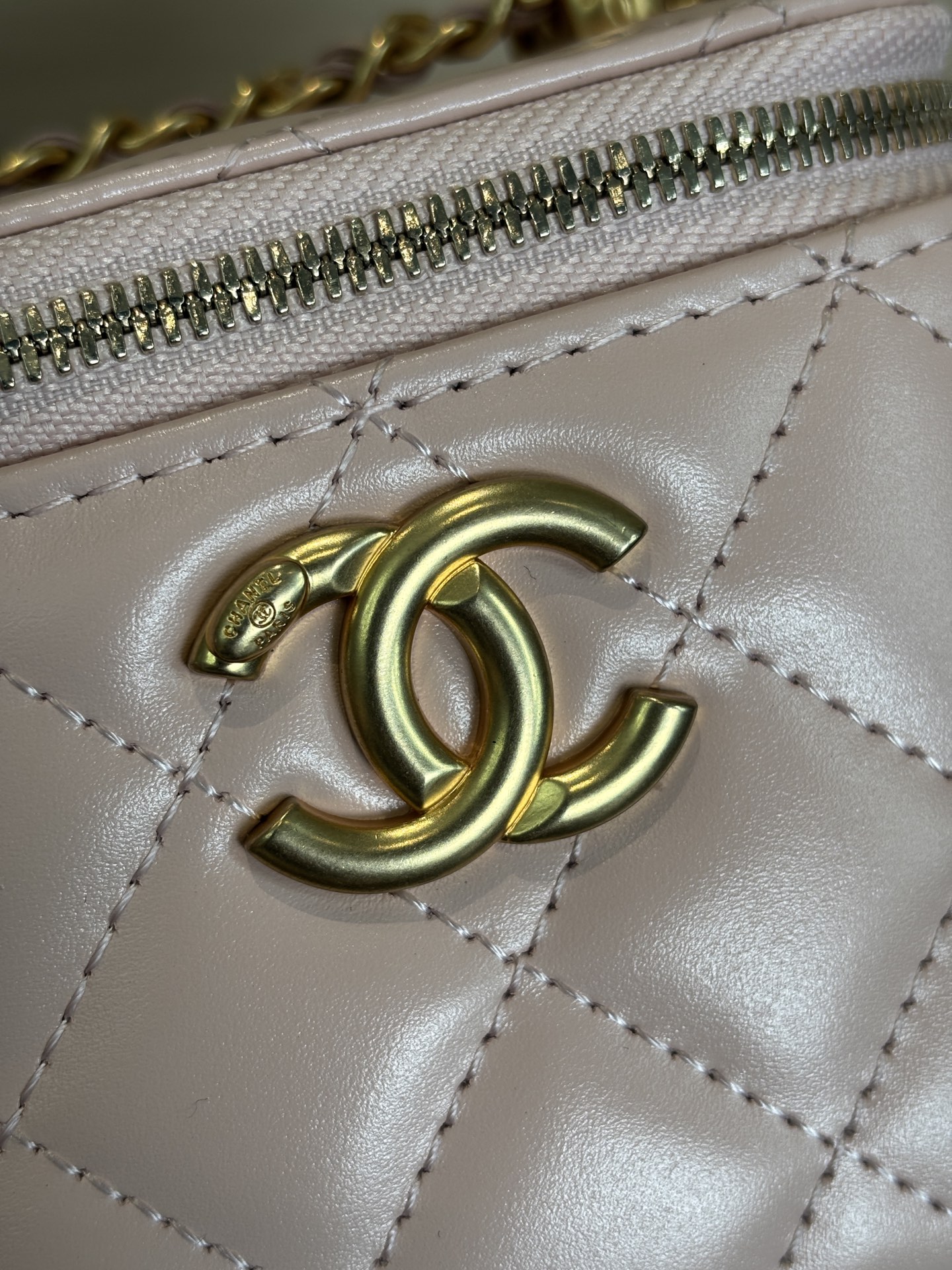 Chanel 25 Spring/Summer Pink Leather Double CC Golden Ball Vanity Bag 6 i1748058910160 4564 0 5