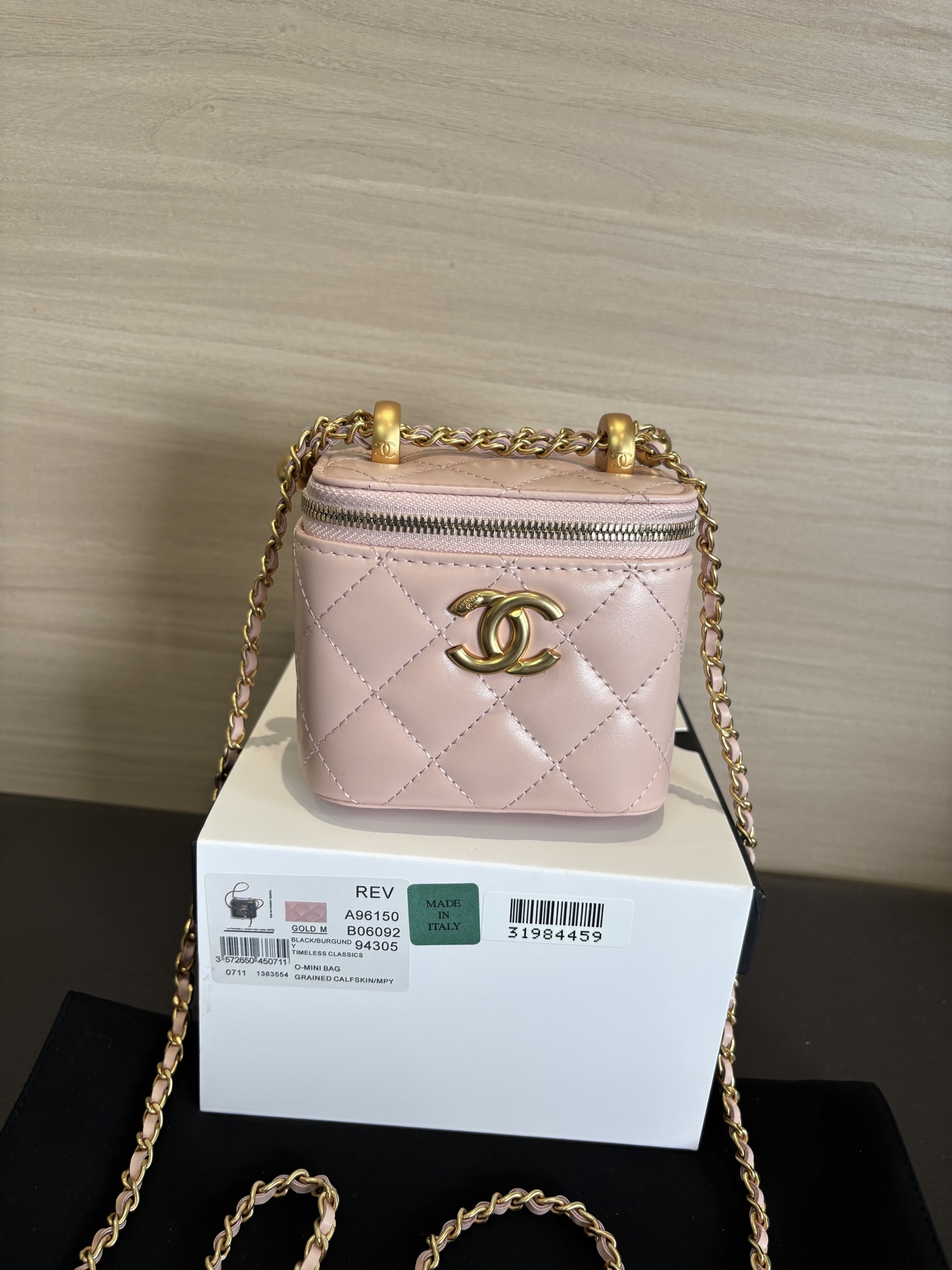 Chanel 25 Spring/Summer Pink Leather Double CC Golden Ball Vanity Bag 1 i1748058910236 2303 0 0