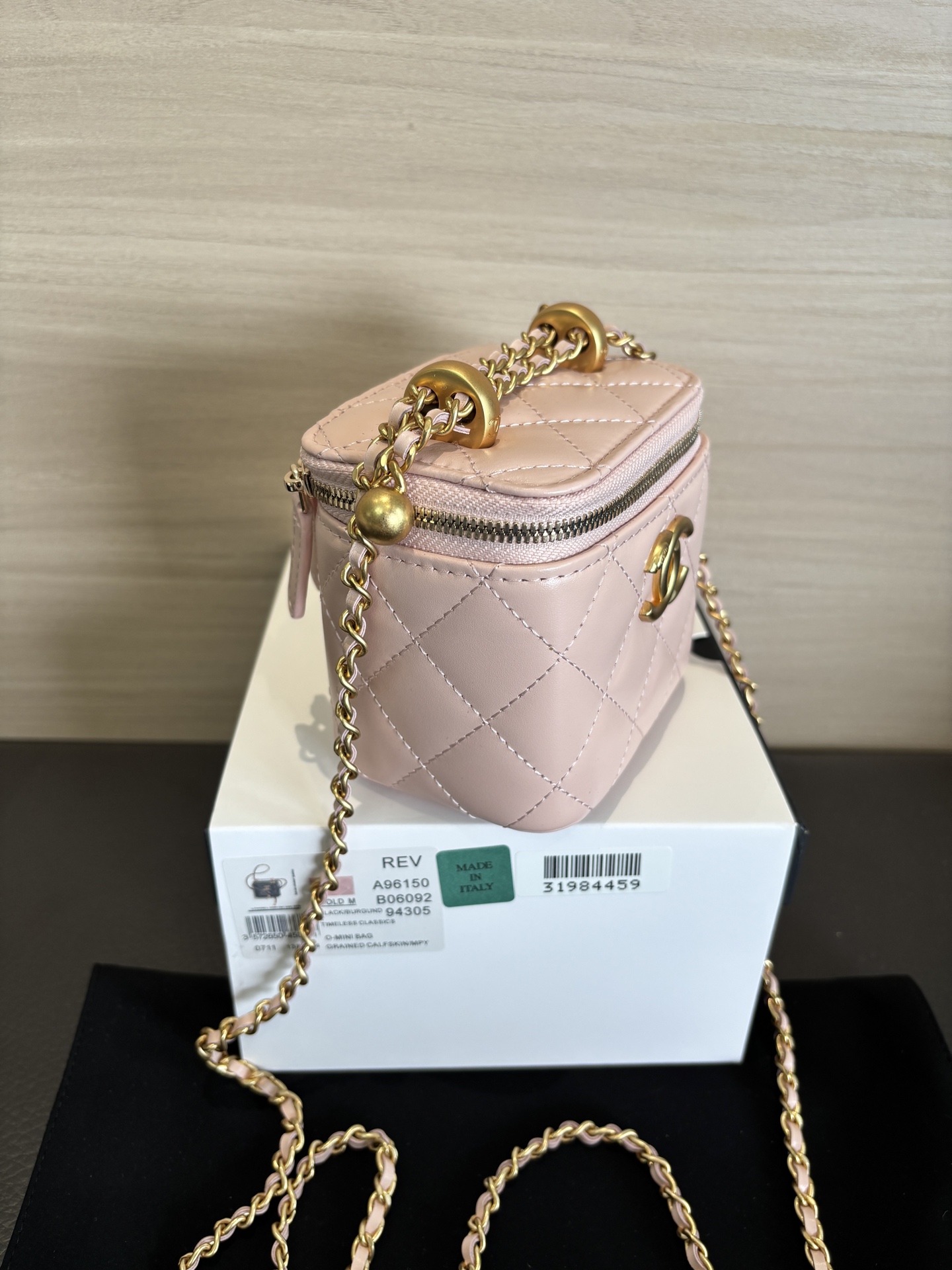 Chanel 25 Spring/Summer Pink Leather Double CC Golden Ball Vanity Bag 3 i1748058910263 7574 0 2