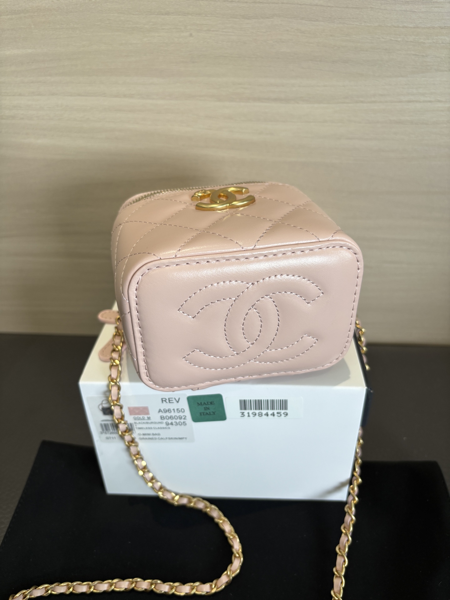 Chanel 25 Spring/Summer Pink Leather Double CC Golden Ball Vanity Bag 5 i1748058910368 843 0 4