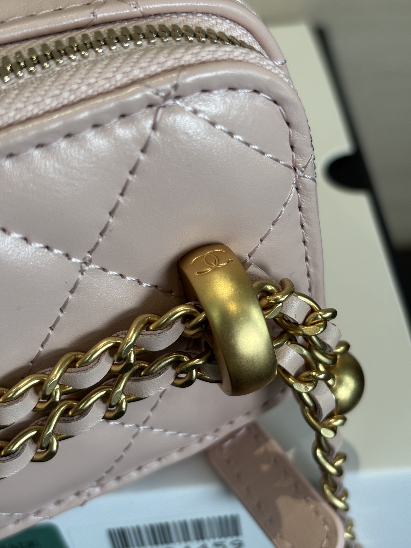 Chanel 25 Spring/Summer Pink Leather Double CC Golden Ball Vanity Bag 9 i1748058912613 5079 0 8