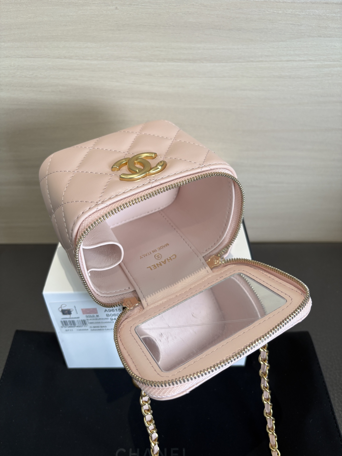 Chanel 25 Spring/Summer Pink Leather Double CC Golden Ball Vanity Bag 7 i1748058912668 1008 0 6