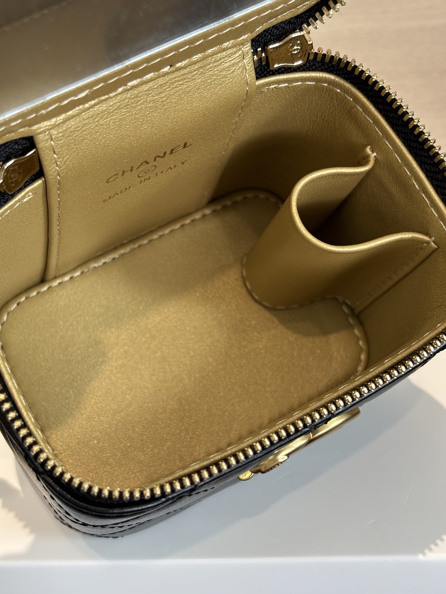 Chanel 25 Spring/Summer New Version Lambskin Double Gold Ball Vanity Bag 9 i1748156555019 3201 0 7