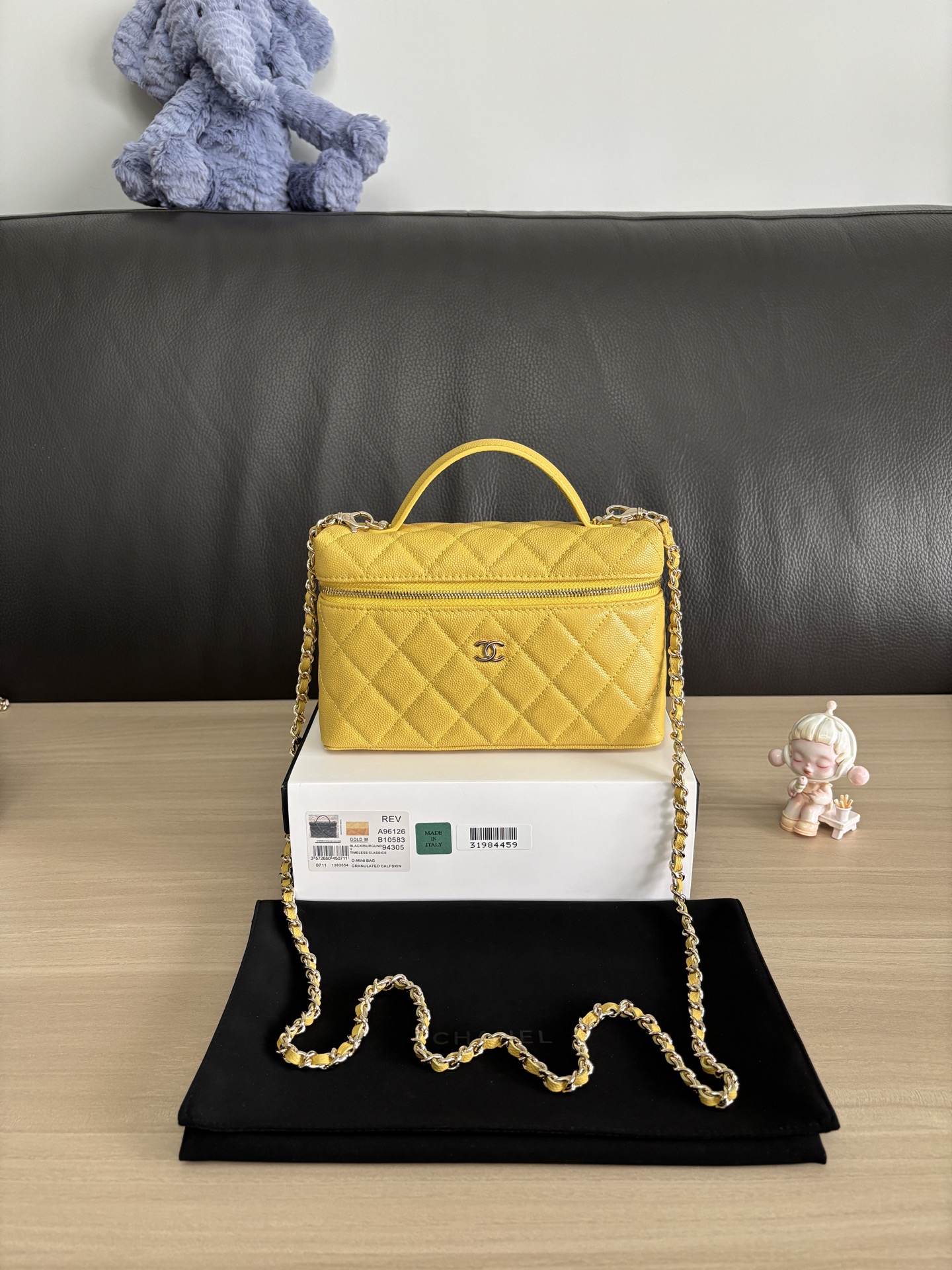 Chanel LP Small Logo Handle Vanity Case Bag, Yellow, 19.5 x 17 x 5 cm 2 i1749100735987 5763 0 0