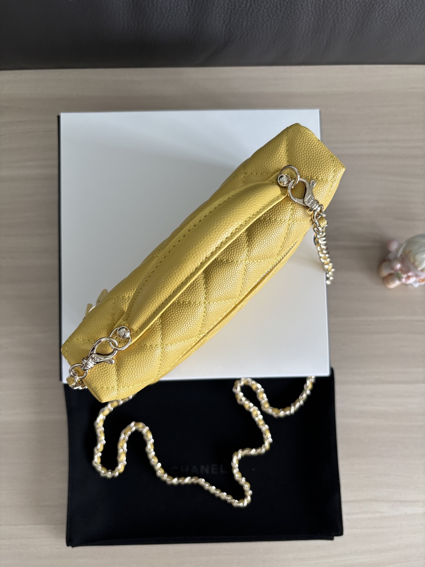 Chanel LP Small Logo Handle Vanity Case Bag, Yellow, 19.5 x 17 x 5 cm 7 i1749100735987 6780 0 6
