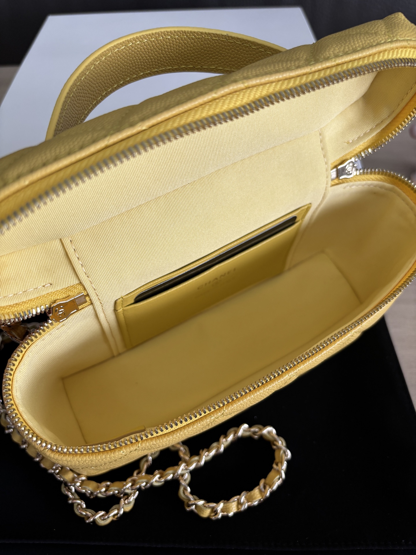 Chanel LP Small Logo Handle Vanity Case Bag, Yellow, 19.5 x 17 x 5 cm 9 i1749100735987 9846 0 8