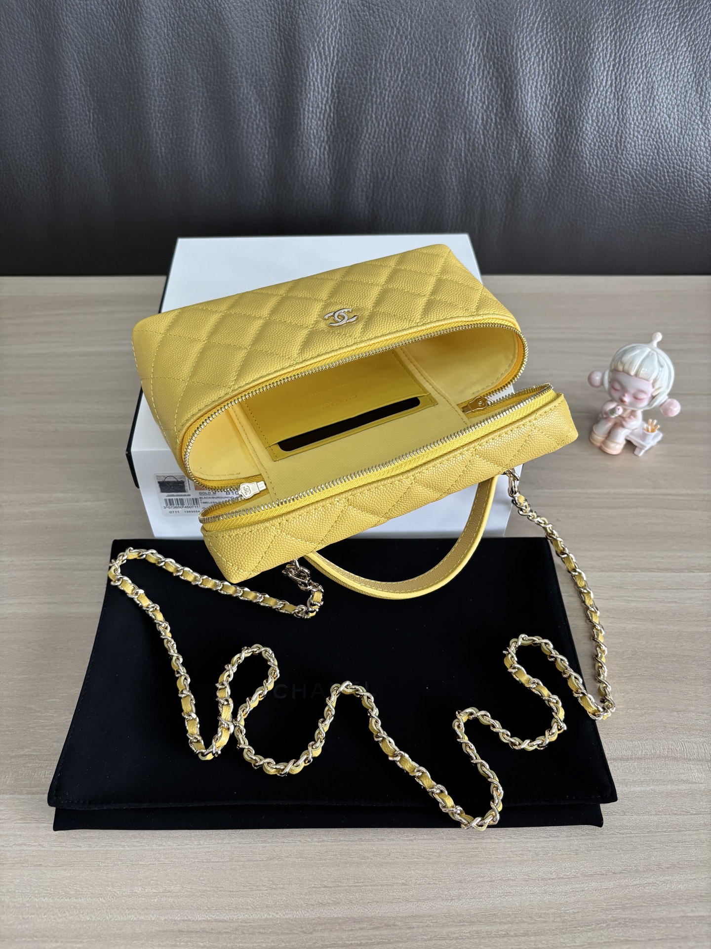 Chanel LP Small Logo Handle Vanity Case Bag, Yellow, 19.5 x 17 x 5 cm 8 i1749100737986 1822 0 7