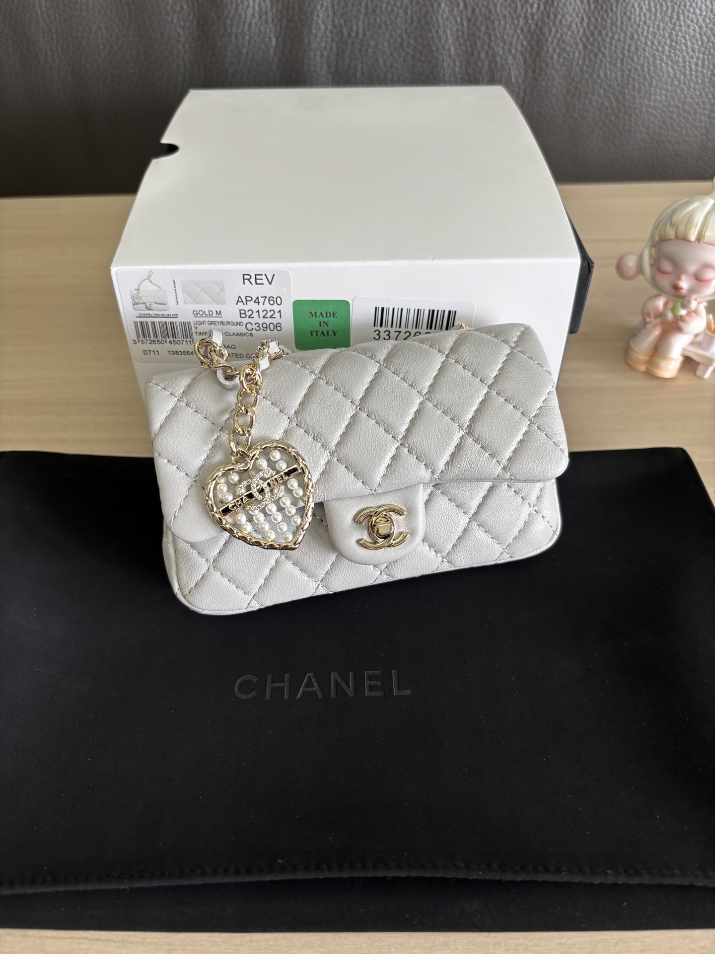 NO:387576,.I was cute by this little pendant, 25A cf small pendant~I was amazed by the workmanship as soon as I opened it. I thought it was a very simple pendant, but I didn’t expect it to be a normal version of the cf design, with double open covers!  It's really a surprise~ Size 12.5*8*5 Model 4760, Chanel, chanel19860909.被这个小挂件可爱住了,25A cf小挂件～首先一打开就被做工惊叹了,本来以为是一只很单纯的挂件,没想到打开还是采用了正常版cf设计,双开盖的！真的太值得惊喜了~ 尺寸12.5*8*5 型号4760,香奈儿,chanel,Bag