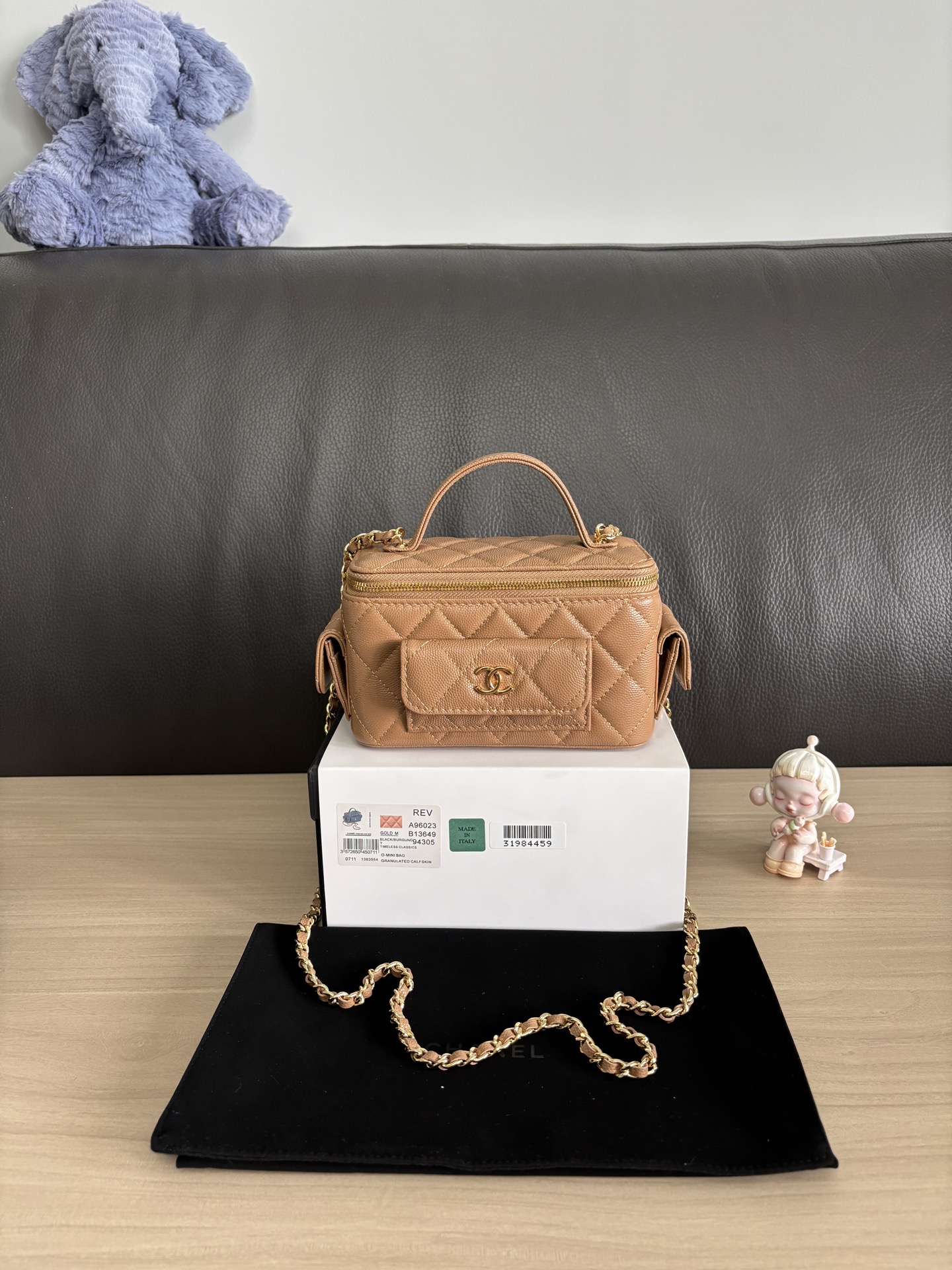 NO:387594,.A96023 chanel 23k new pocket box bag The 23k autumn and winter model is particularly beautiful. The next pocket is more decorative, salty or sweet. The ball pattern calfskin material is more durable, and can be cross-body or hand-held. Size 17cm, Chanel, Chanel, Chanel, cowhide19860909.A96023 chanel 23k新品口袋盒子包 23k秋冬出的这款特别好看,旁边的口袋更添装饰性,可盐可甜 球纹小牛皮材质更加耐用,又可以斜挎又可以手拎 尺寸17cm,香奈儿,chanel,chanel,cowhide,Bag