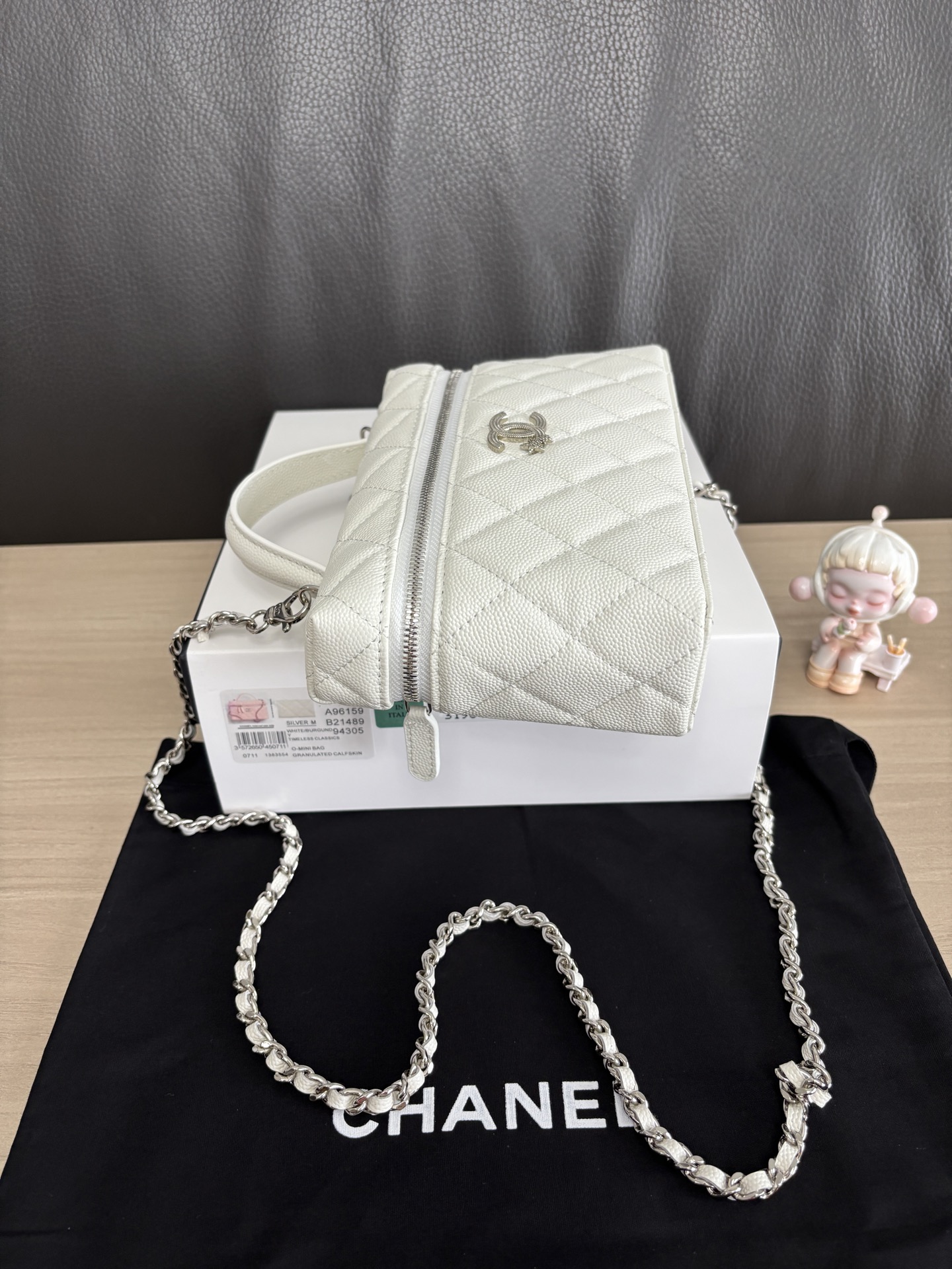 Chanel 25B Winter New Chain Clutch Bag, Cowhide with Gold Metal, 17x19.5x5cm 5 i1753068021349 5803 0 4