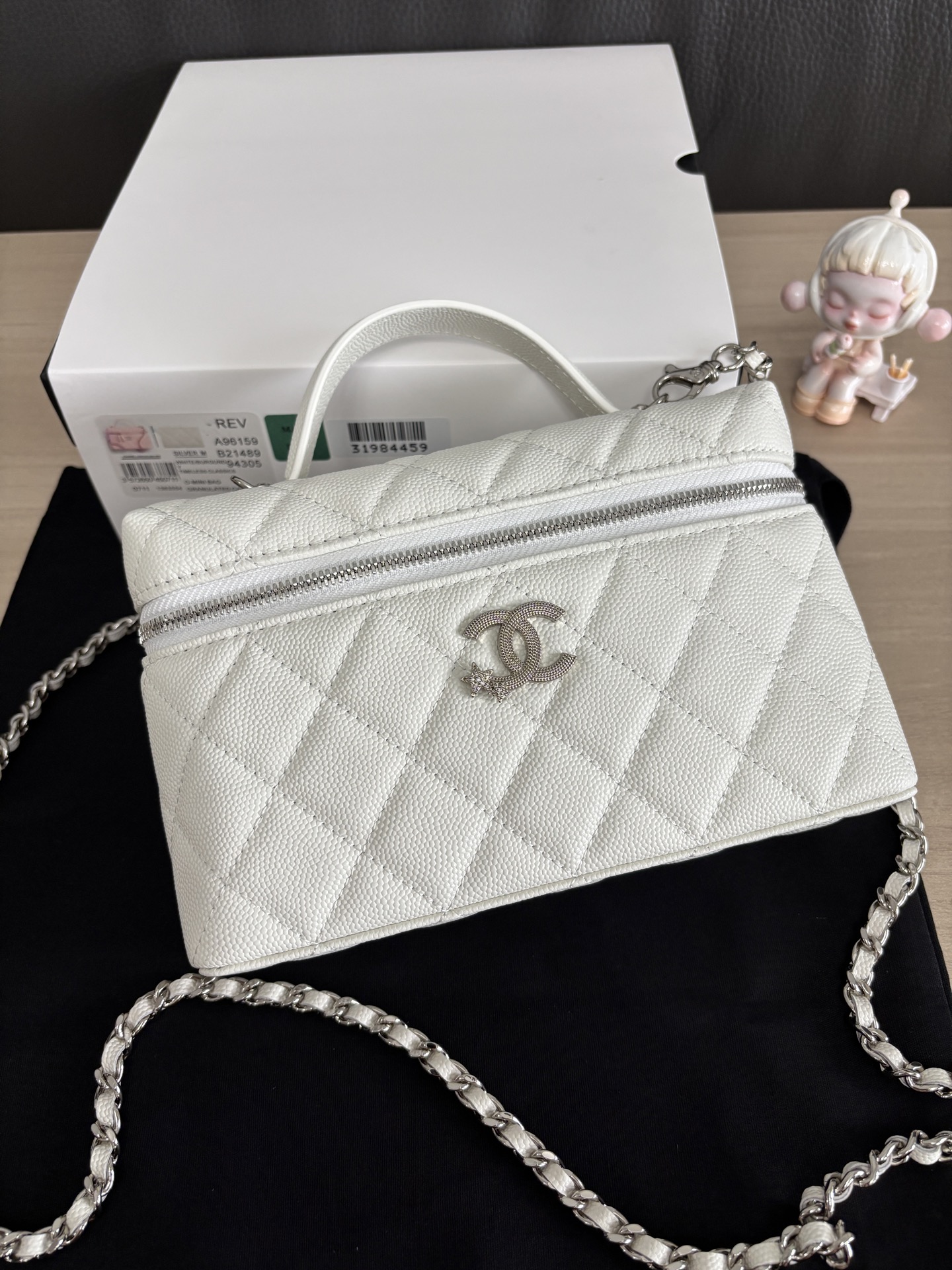 Chanel 25B Winter New Chain Clutch Bag, Cowhide with Gold Metal, 17x19.5x5cm 6 i1753068023509 3219 0 5