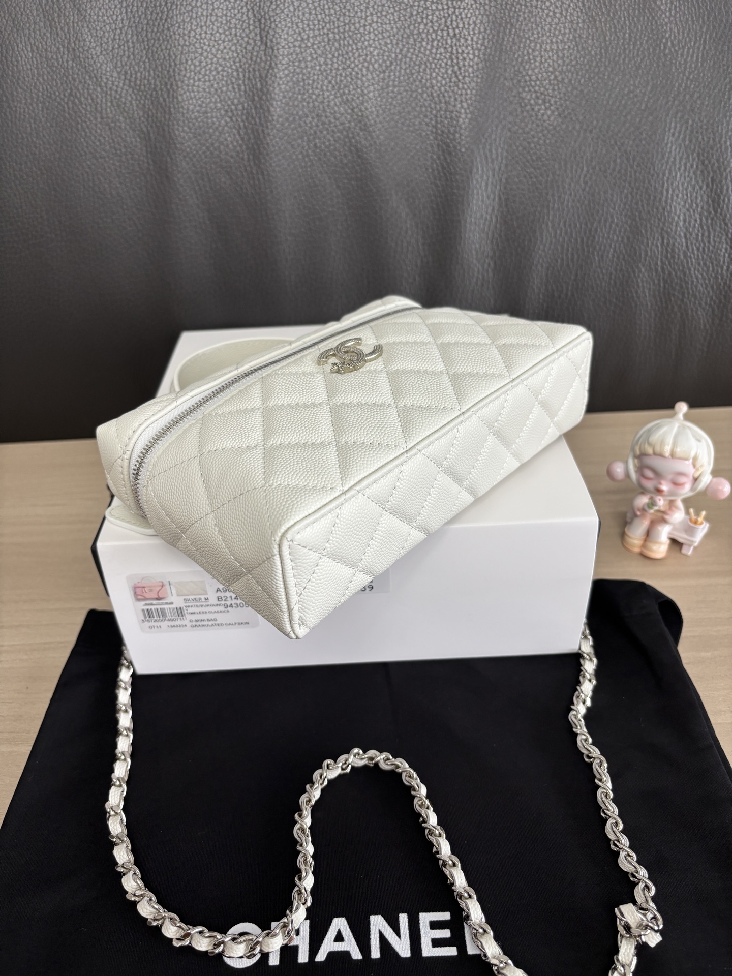 Chanel 25B Winter New Chain Clutch Bag, Cowhide with Gold Metal, 17x19.5x5cm 4 i1753068023538 5669 0 3