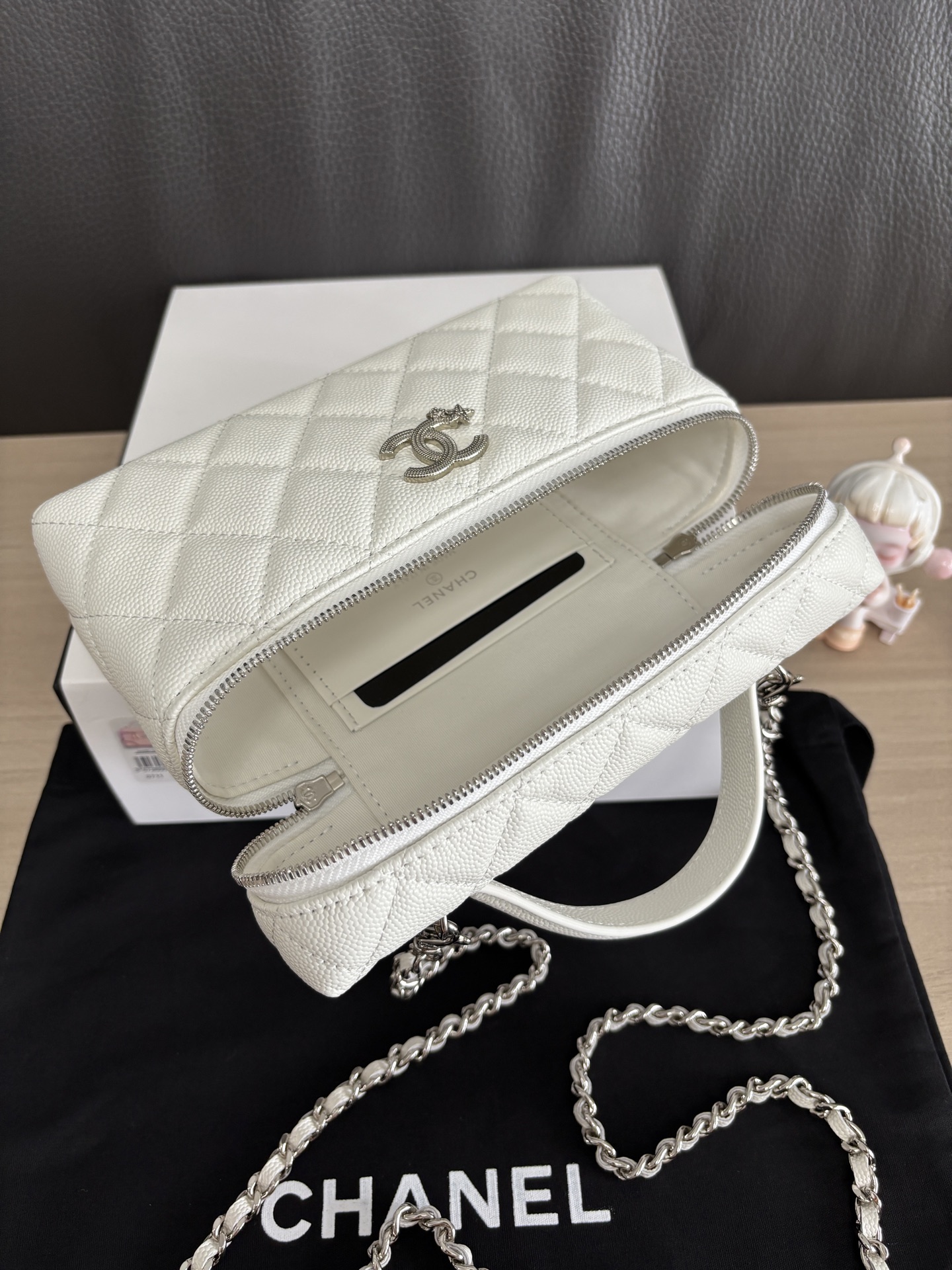 Chanel 25B Winter New Chain Clutch Bag, Cowhide with Gold Metal, 17x19.5x5cm 8 i1753068023599 49 0 7