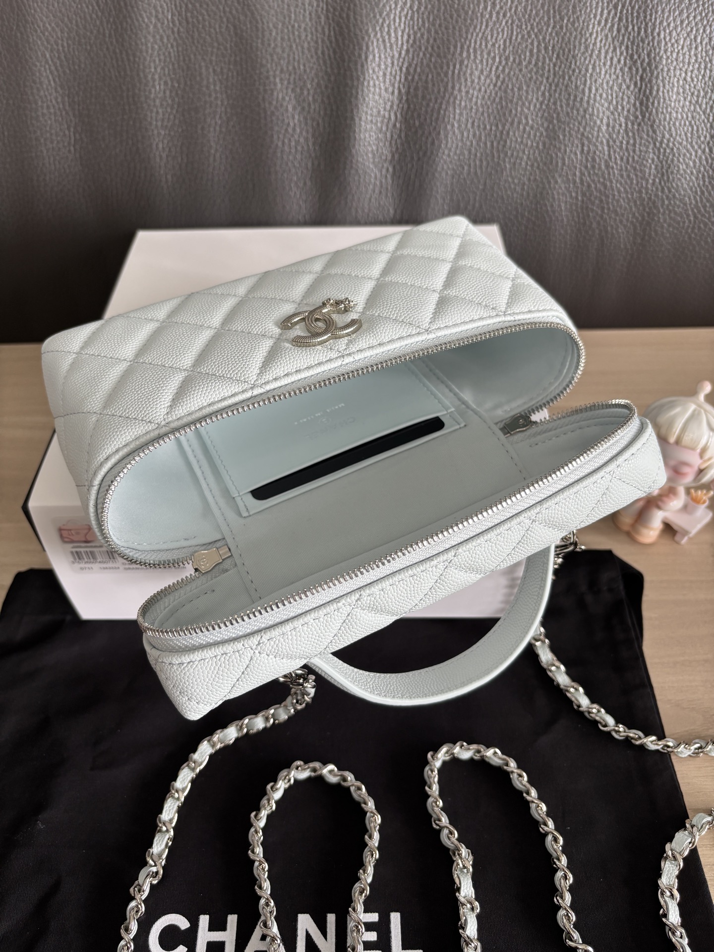 Chanel 25B Winter New Small Chain Clutch Bag, Grained Calfskin with Gold Metal 8 i1753241980609 1312 0 6
