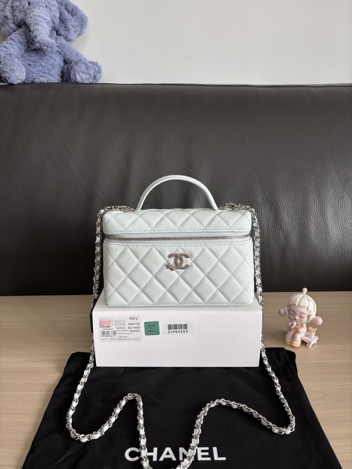 Chanel 25B Winter New Small Chain Clutch Bag, Grained Calfskin with Gold Metal 2 i1753241980611 2423 0 0