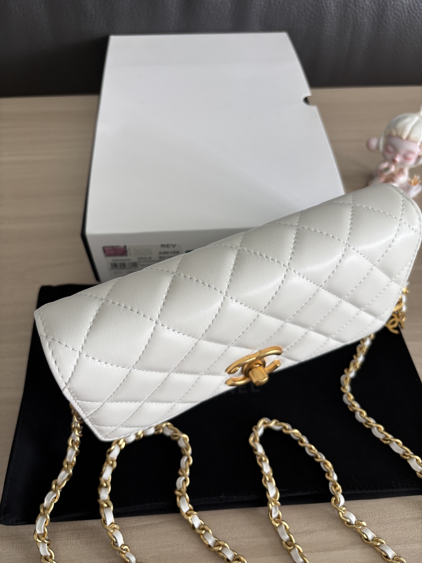Chanel WOC Wallet on Chain Crossbody Bag White Lambskin Gold Hardware, 19 cm 7 i1755494079015 2685 0 6