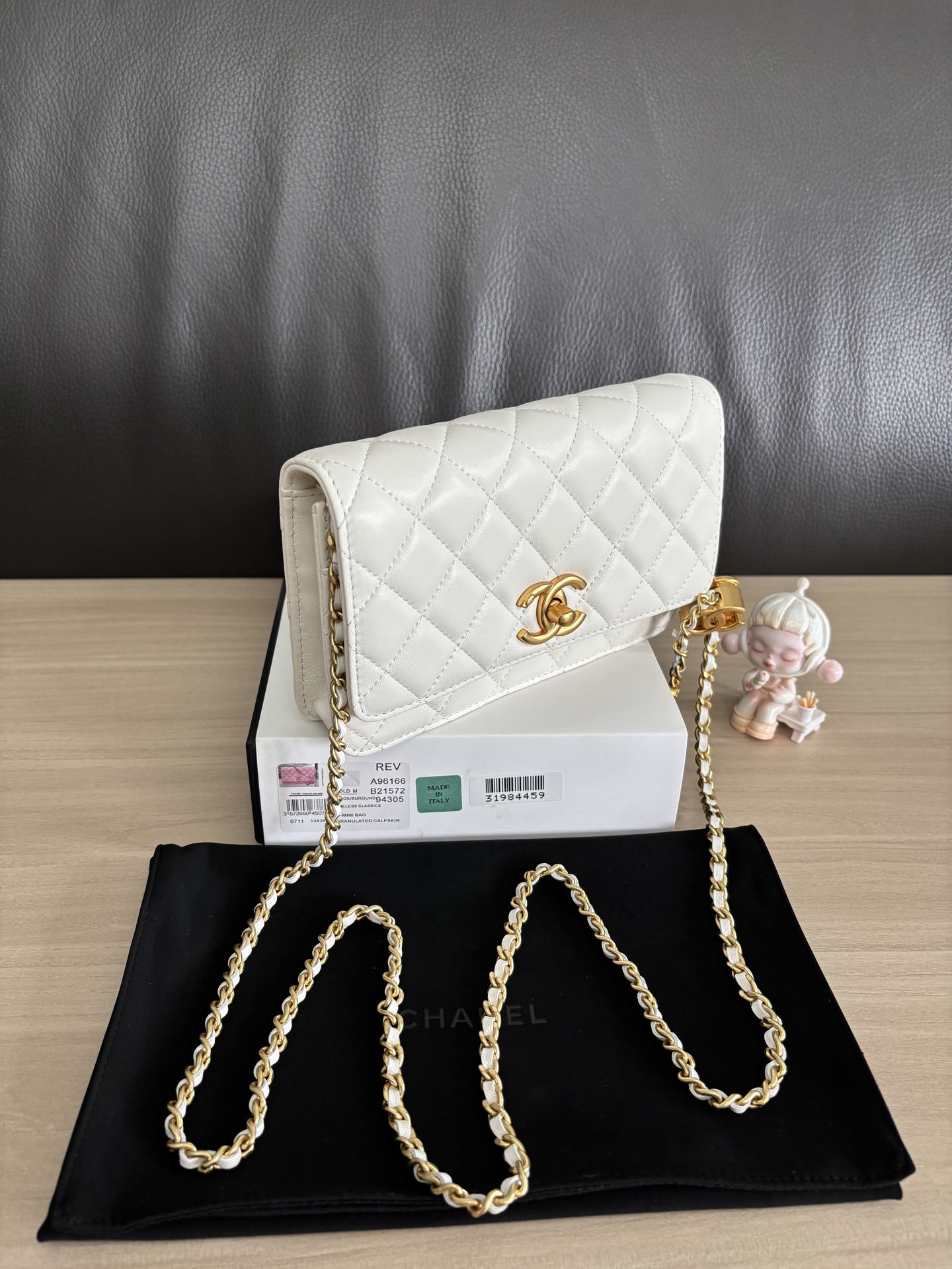 Chanel WOC Wallet on Chain Crossbody Bag White Lambskin Gold Hardware, 19 cm 2 i1755494084098 7242 0 1