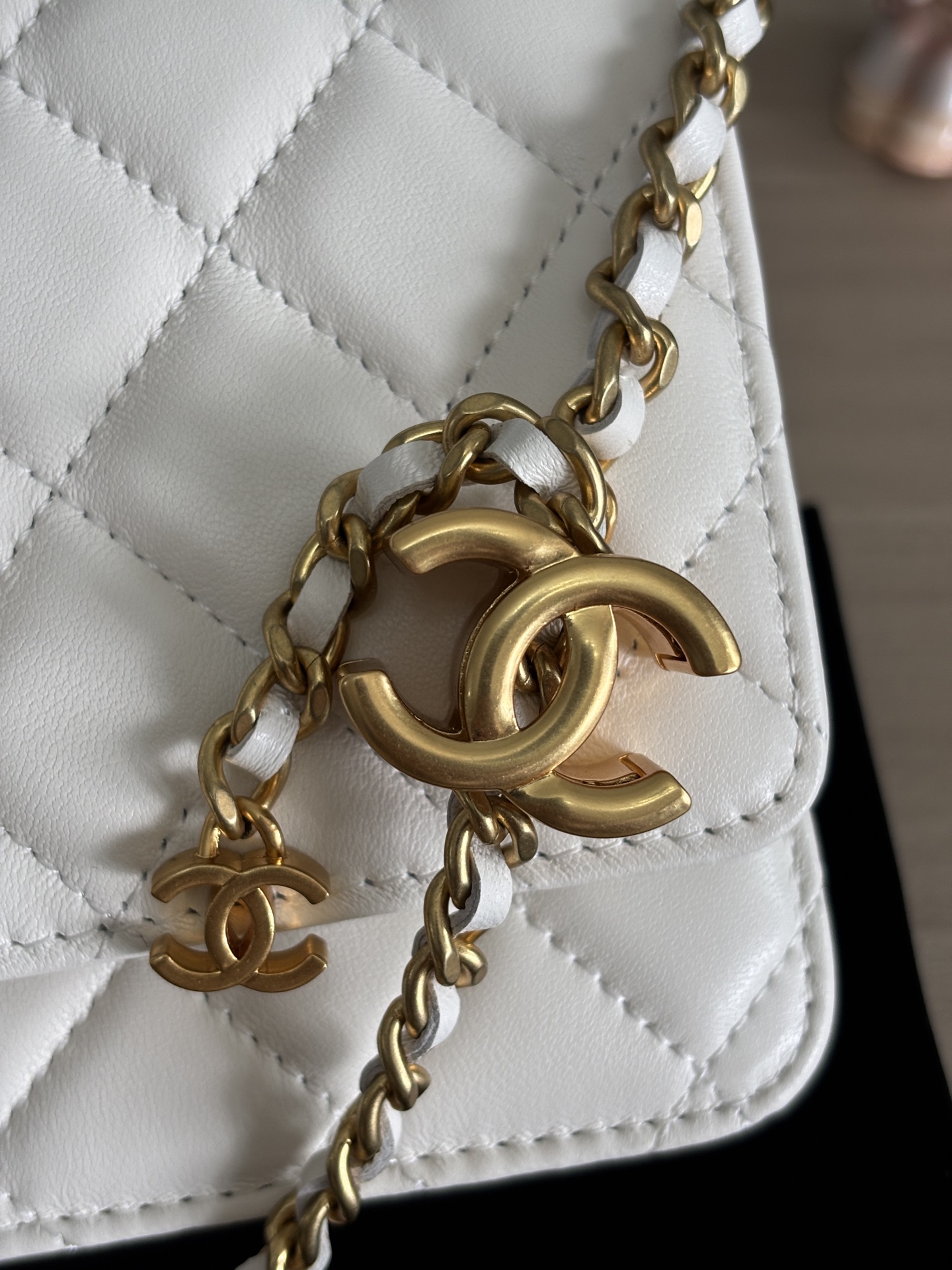 Chanel WOC Wallet on Chain Crossbody Bag White Lambskin Gold Hardware, 19 cm 9 i1755494092876 6074 0 8