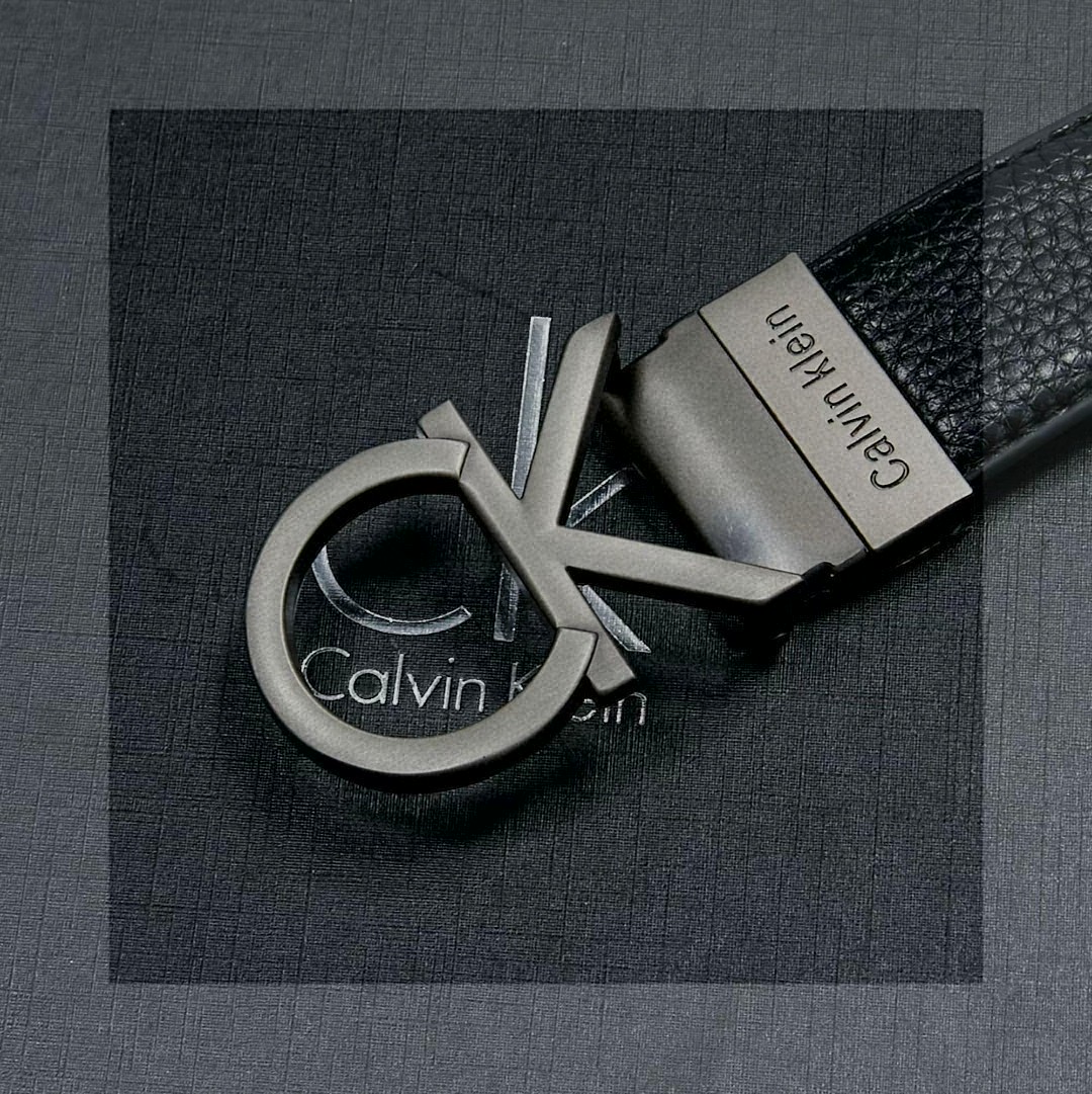 💰80 超级爆款 专柜最新款大CK/Calvin Klein腰带来喽 ck家腰带真的是款款经典 款款好看 真的是质感满满 这次新款采用了超有质感的荔枝纹真皮带身 非常的帅气 辨识度十足 独家的大logo设计 也非常的简约大气 并且这款腰带可随意搭配 扣头非常高级 分量很足 皮带全部采用真皮皮带 特别耐用 口碑非常棒 配全套专柜包装礼盒 手提袋 高级感满满的 ！！
尺寸：120x3.5 可自行剪裁